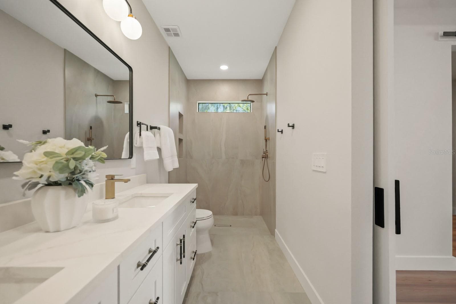 Primary bathroom - 64 HIGHLAND ST, BROOKSVILLE