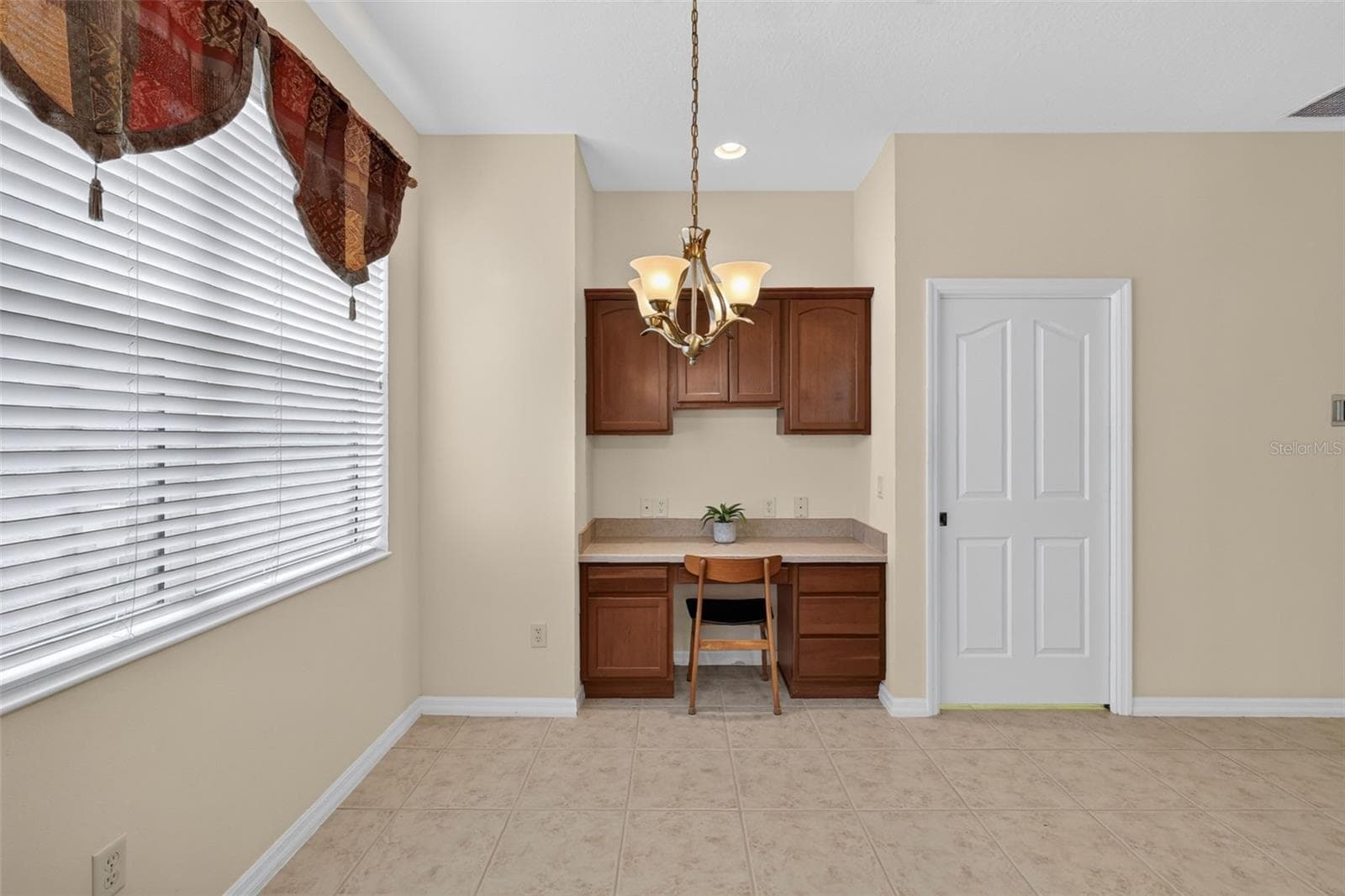 Built-in desk workspace - 2693 IRIS WAY, THE VILLAGES