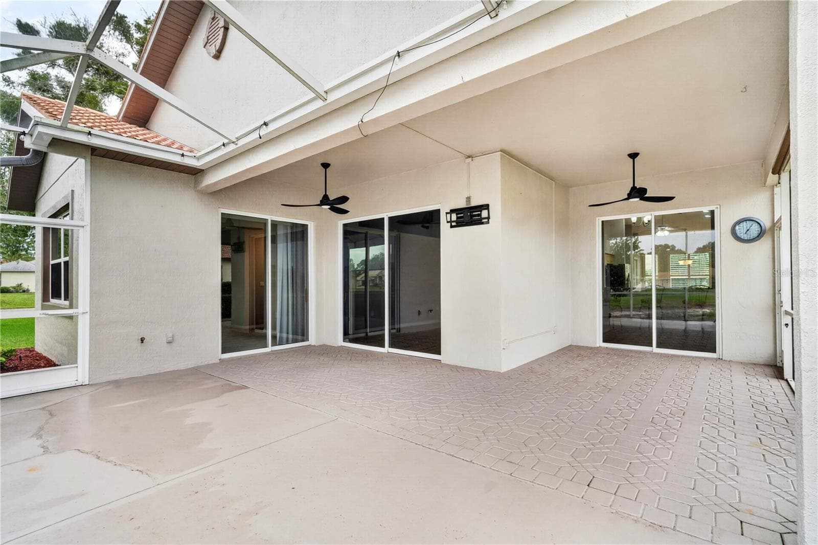 Enclosed screened patio SIDE /Lani WATER VIEW/ CELING FANS - 9257 BONNIE COVE DR, WEEKI WACHEE