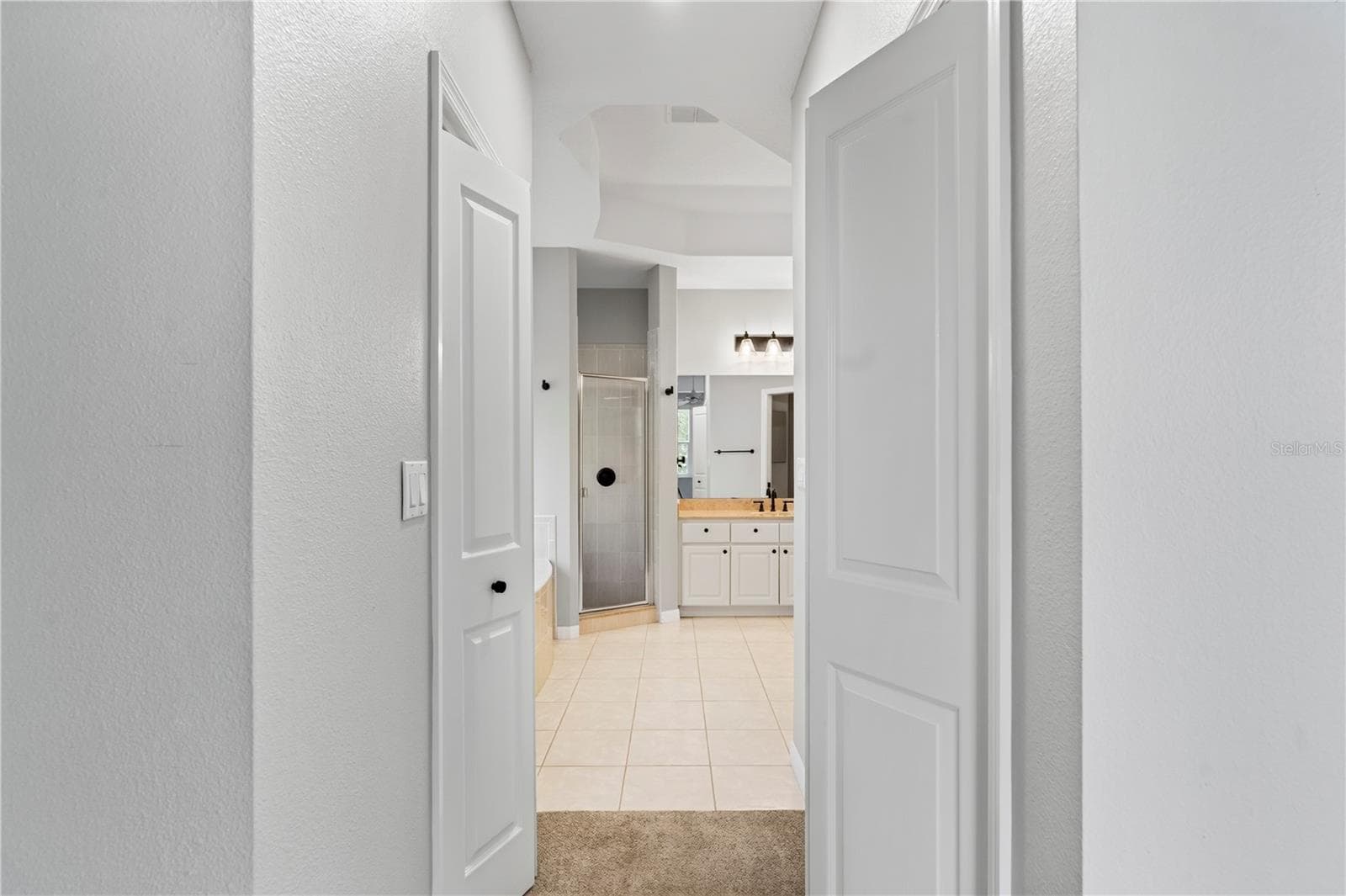 PRIMARY BEDROOM/ TWO LARGE WALK-IN CLOSTS - 9257 BONNIE COVE DR, WEEKI WACHEE