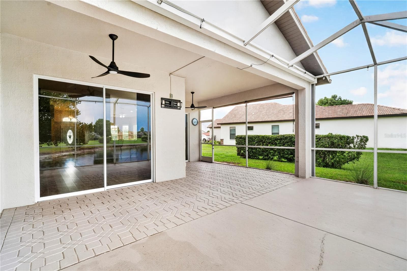 SDEPRATE TUB/SHOWER PRIMARY BATHROOM TILE FLOOR - 9257 BONNIE COVE DR, WEEKI WACHEE