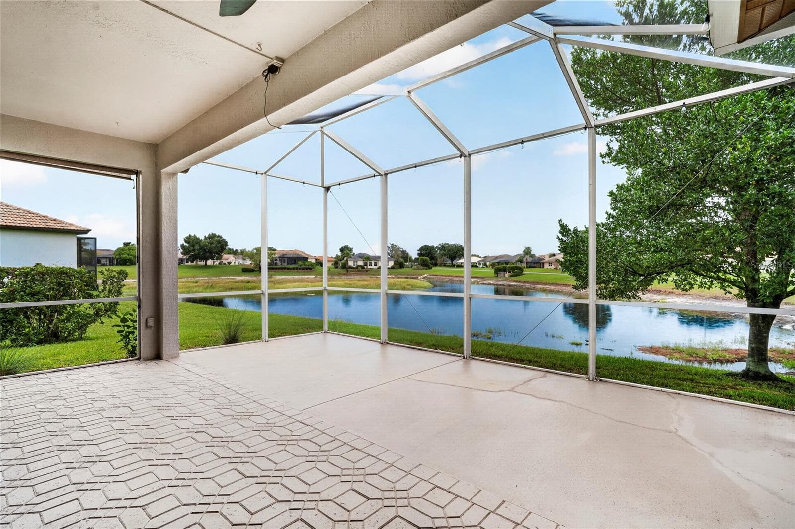 Enclosed screened patio/Lani WATER VIEW/ CELING FANS - 9257 BONNIE COVE DR, WEEKI WACHEE