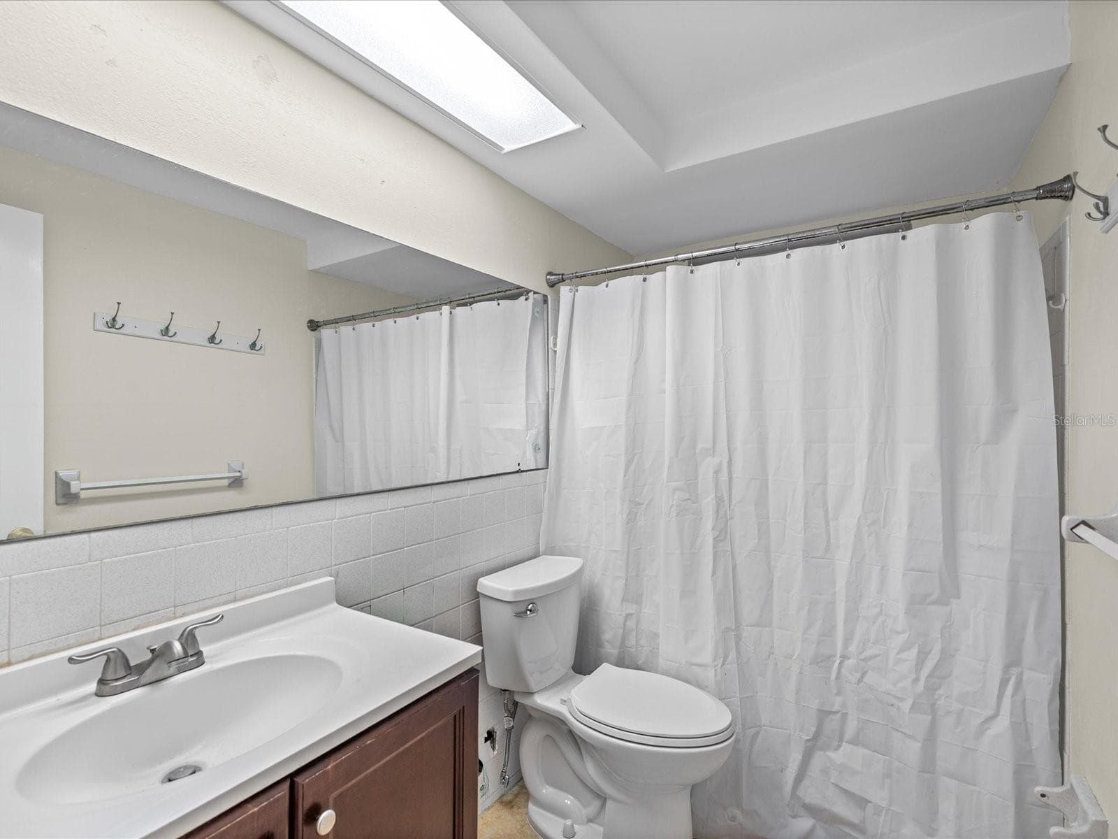 Main bathroom - 1023 VIKING DR, HOLIDAY