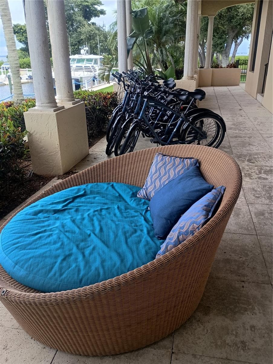 Bikes and outdoor lounge - 2600 HARBOURSIDE DR #P-05, LONGBOAT KEY