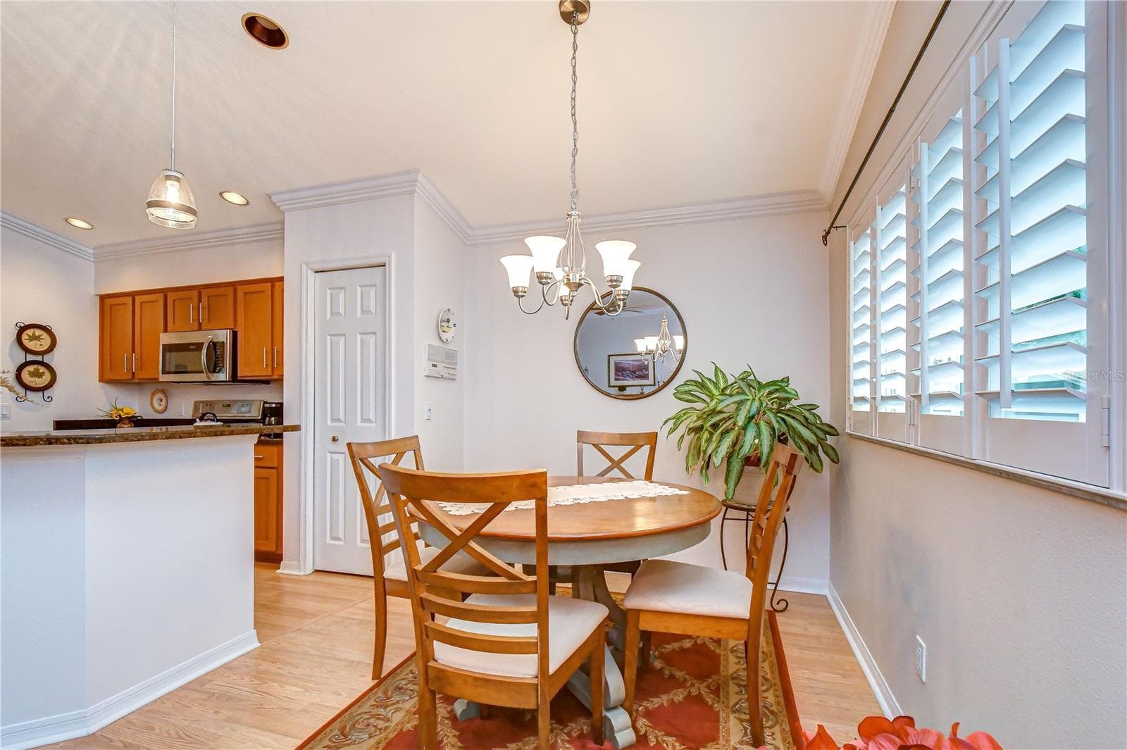 Convenient counter seating provides an ideal spot for casual meals or conversation. - 5602 ROCKFIELD LOOP, VALRICO