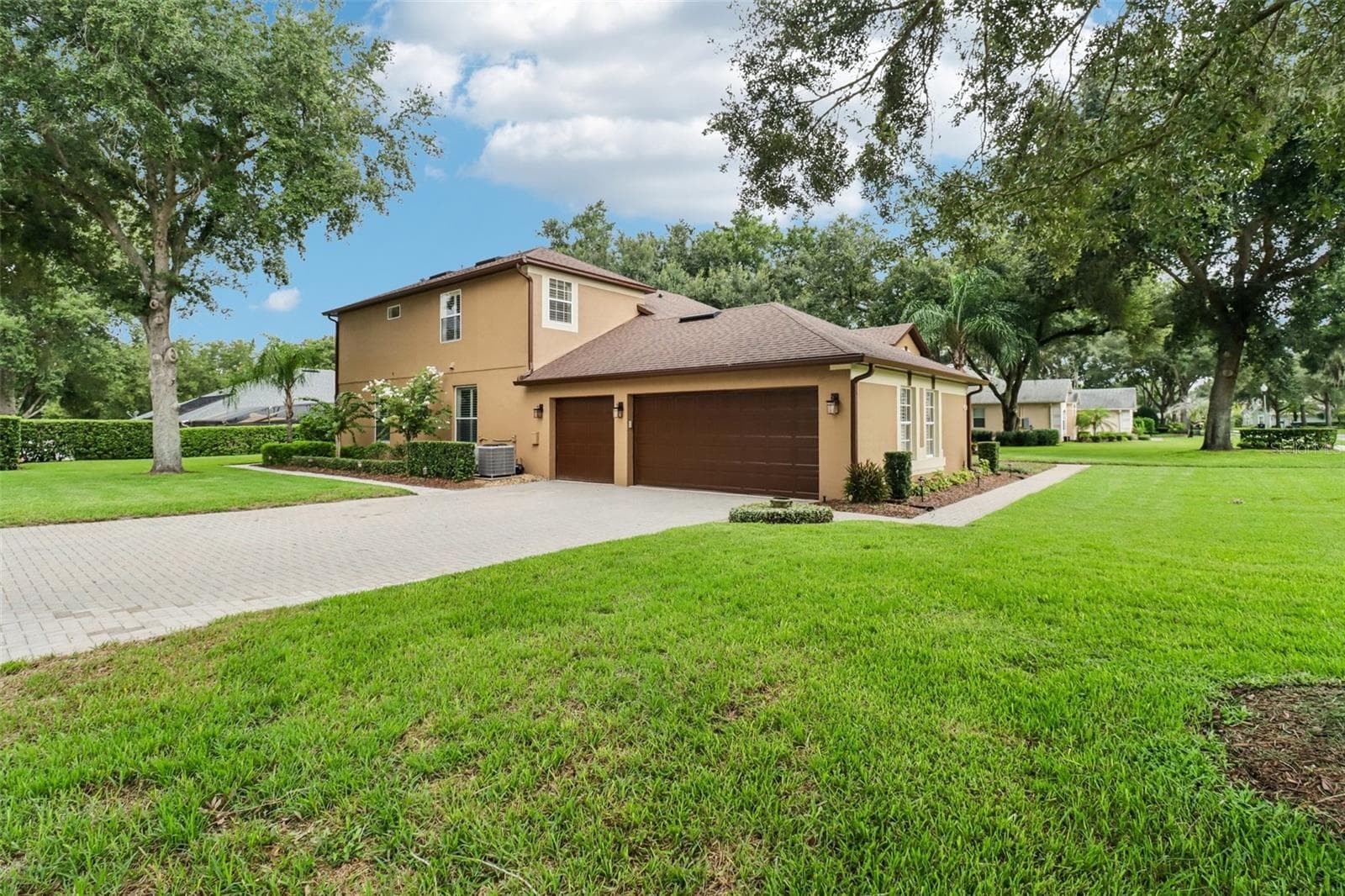 Oversized corner lot with a 3-car side facing garage. - 2947 CEDAR CREST DR, APOPKA