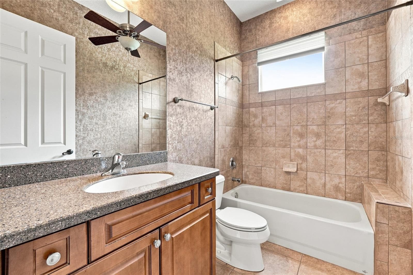 Shared Secondary Bathroom - 17535 COBBLESTONE LN, CLERMONT