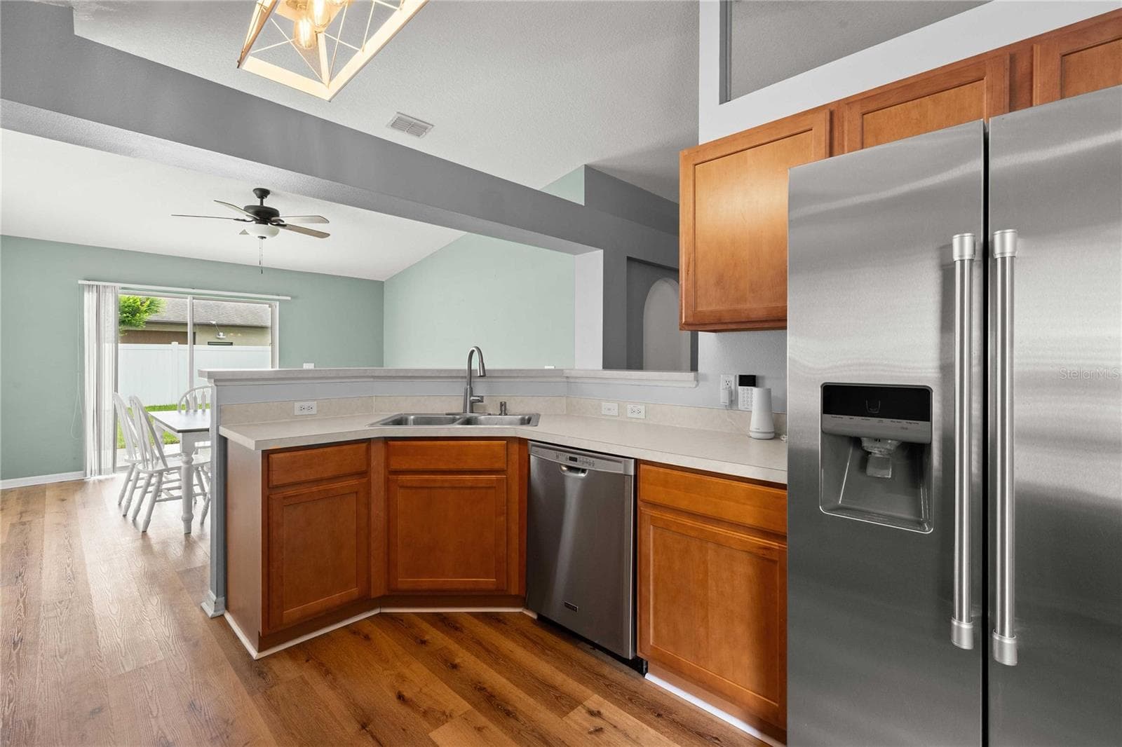 Kitchen bar area - 14423 FINSBURY DR, SPRING HILL