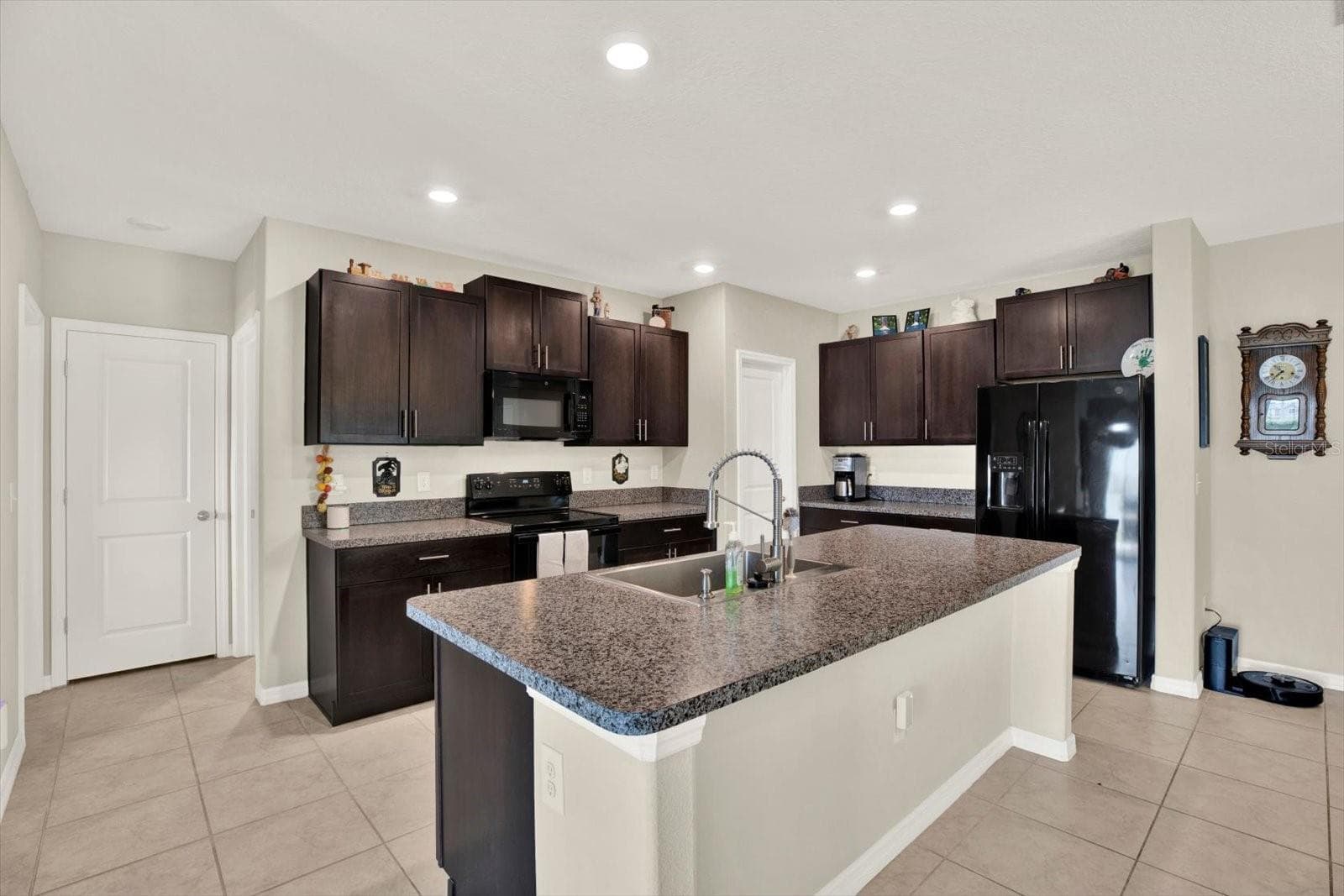 Single Family Residence at 7505 SAMUEL IVY DR, TAMPA, photo 13 of 62