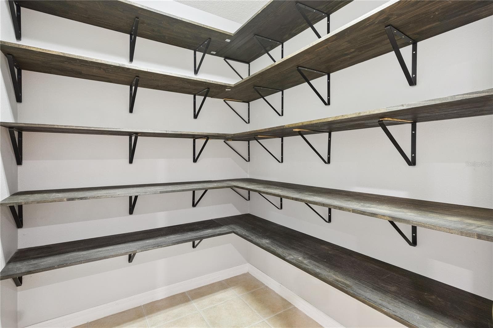 Walk-In Pantry - 13527 FOX GLOVE ST, WINTER GARDEN
