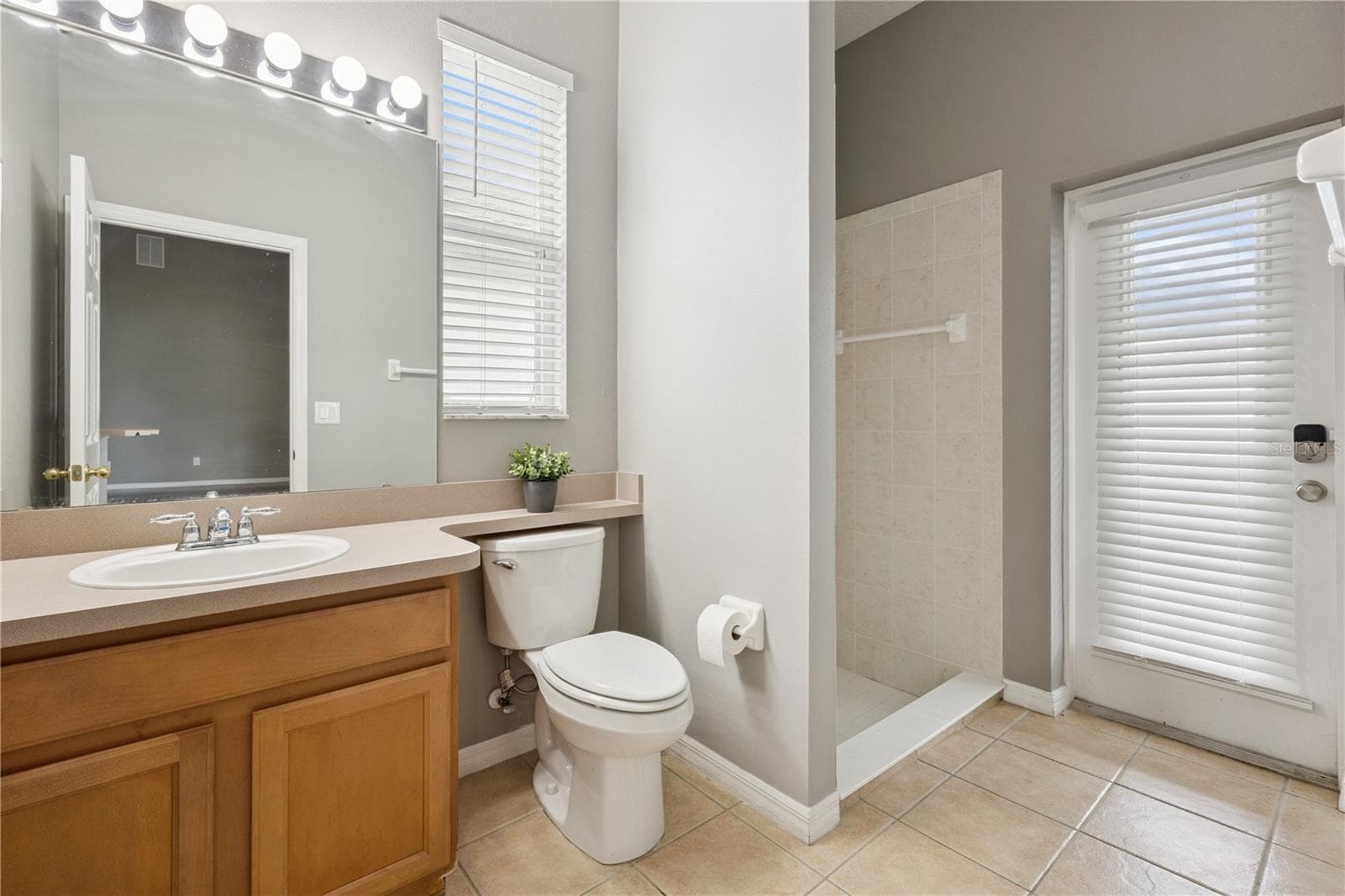 Downstairs Guest/Pool Bath - 13527 FOX GLOVE ST, WINTER GARDEN