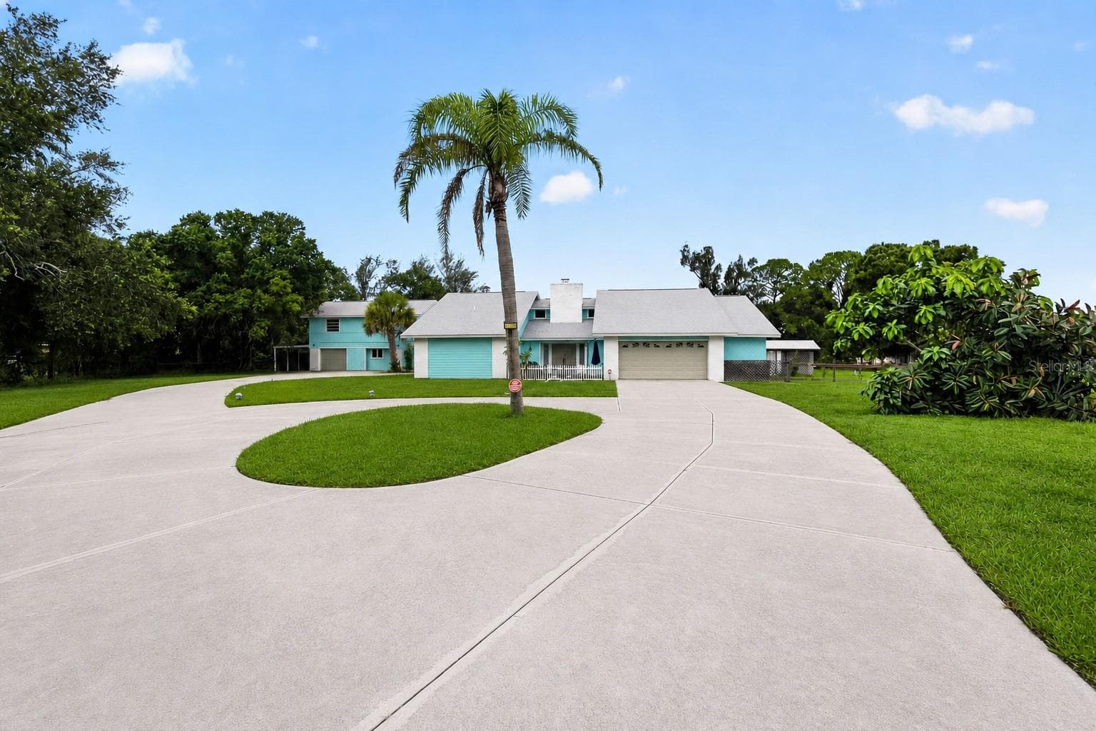 Front elevation with circular driveway. - 1305 GREENFIELD CIR, VENICE