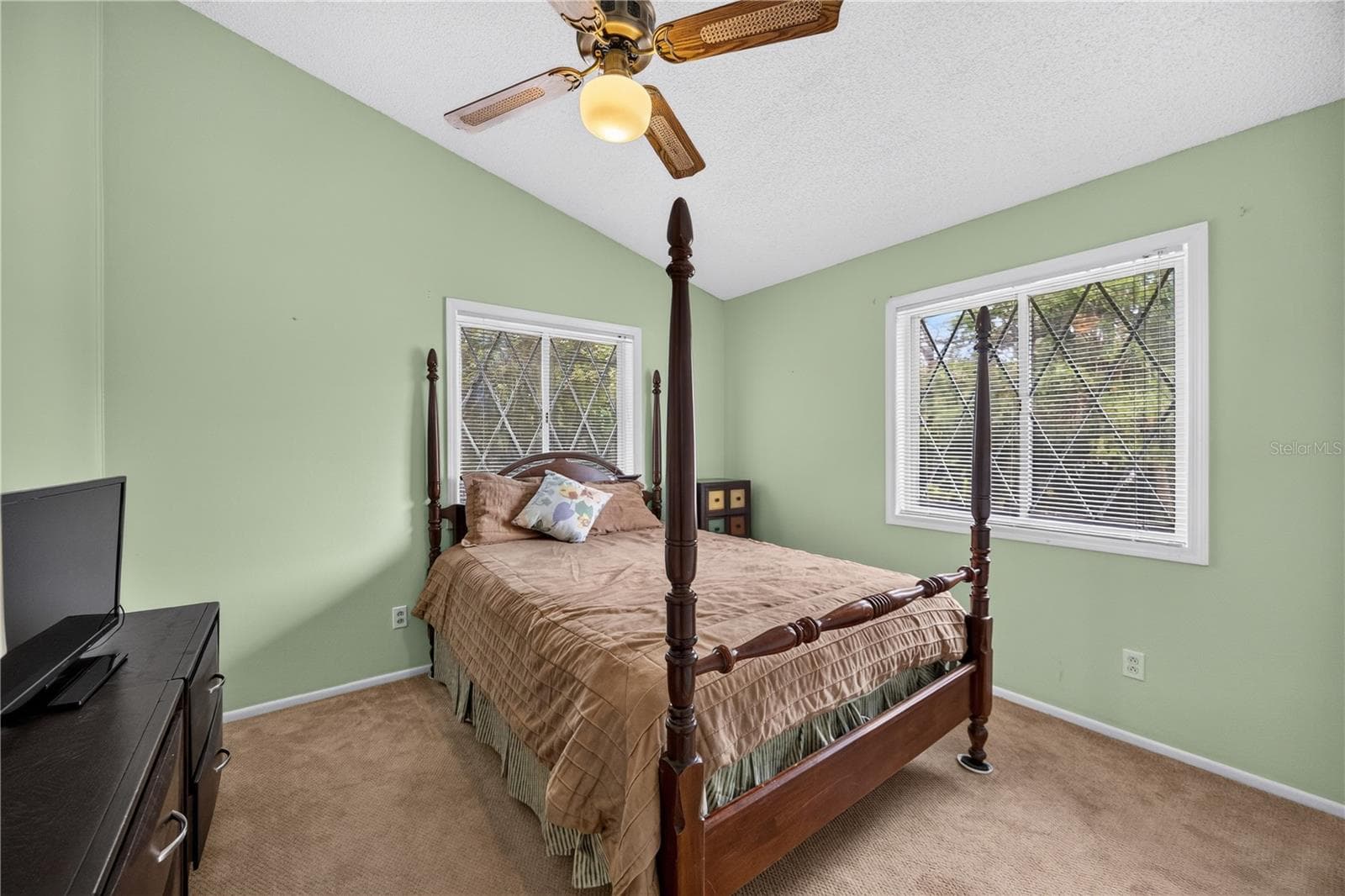 Second upstairs bedroom with natural light. - 1305 GREENFIELD CIR, VENICE