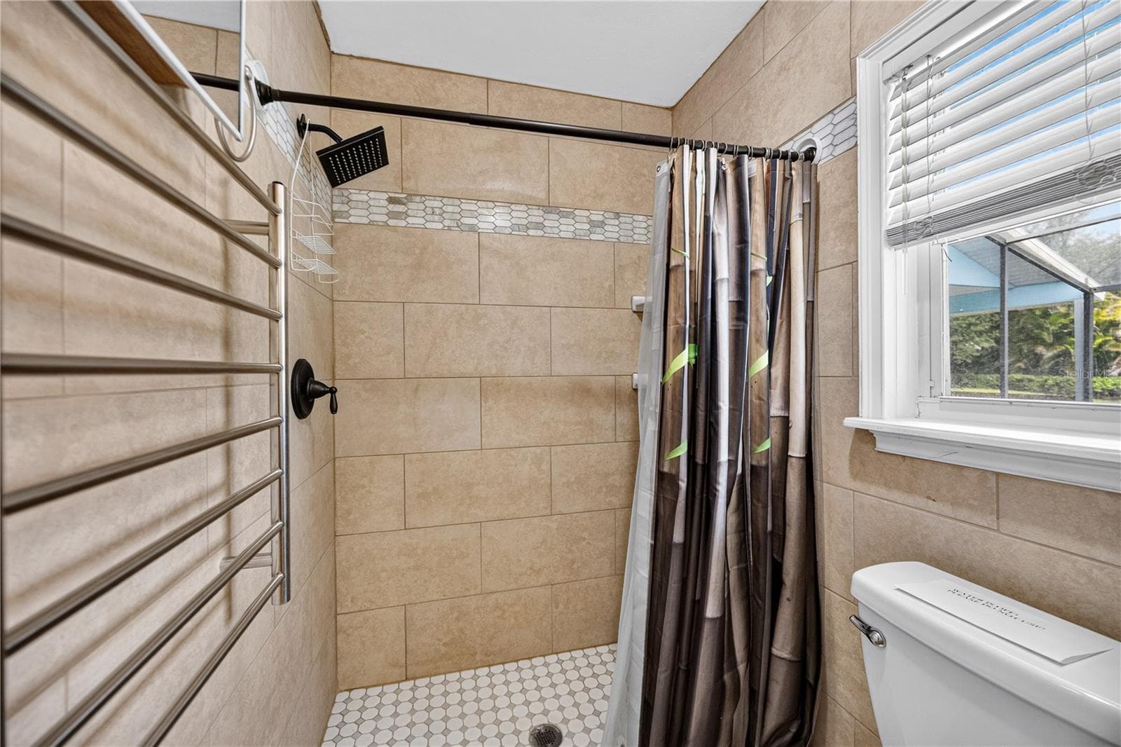 Upstairs bathroom with tub/shower. - 1305 GREENFIELD CIR, VENICE