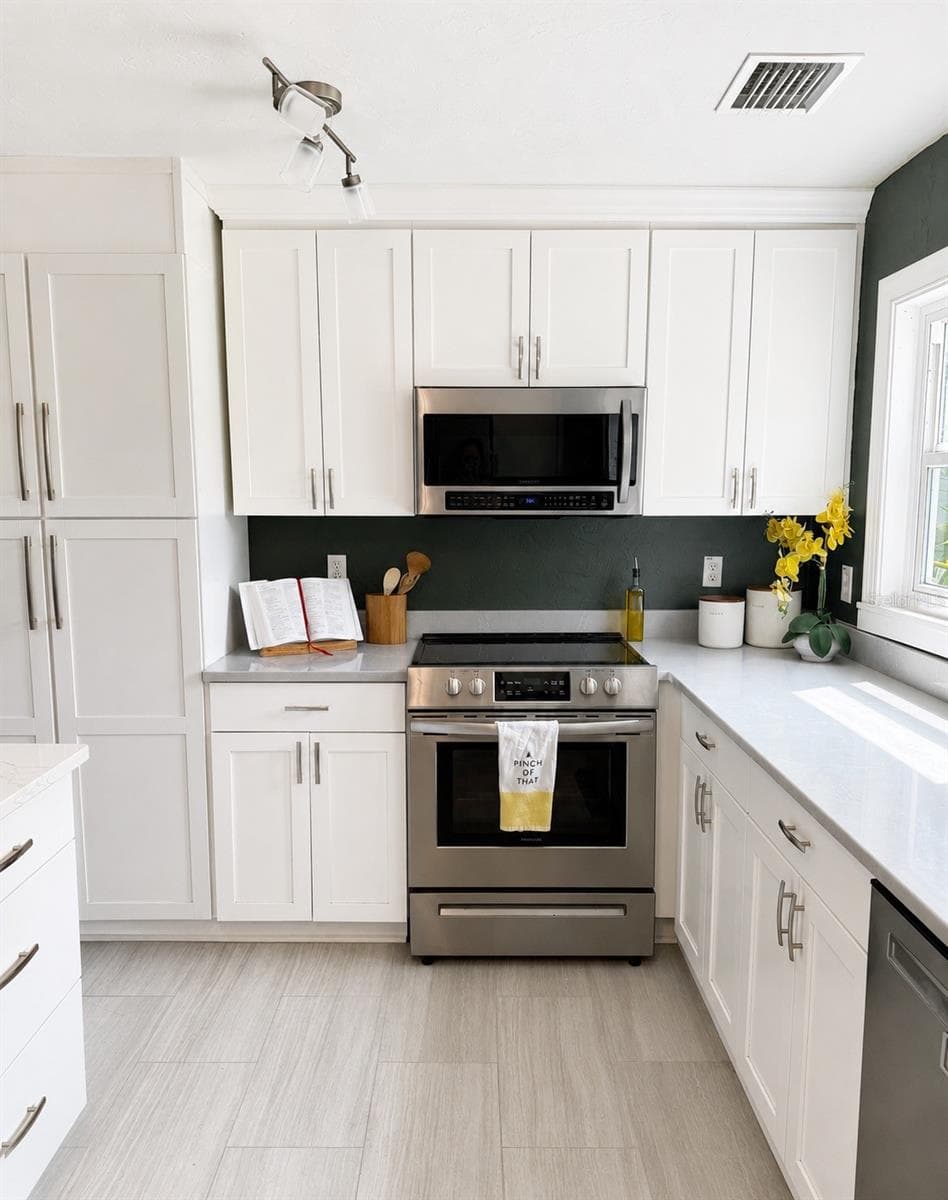 Kitchen - 926 29TH ST N, ST PETERSBURG