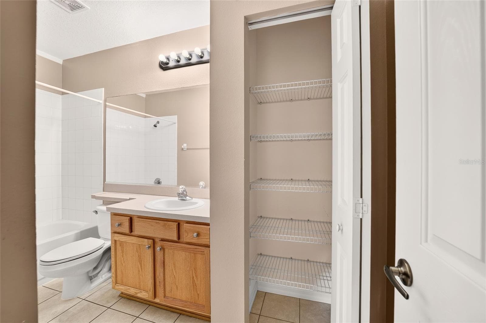 Guest bathroom - 19369 SW 100TH LOOP, DUNNELLON