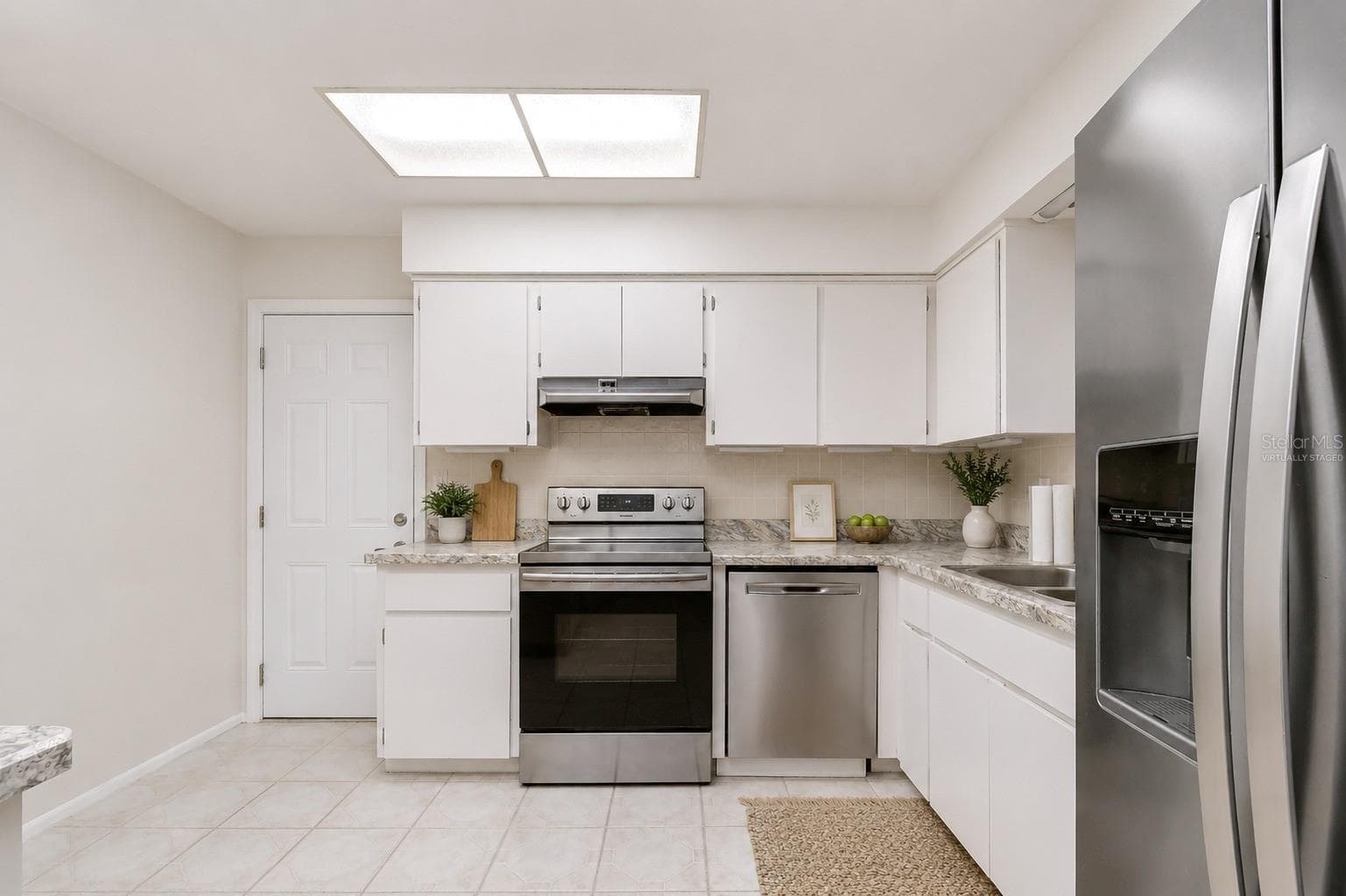 Kitchen (virtually staged) - 8811 MARTINIQUE LN, PORT RICHEY