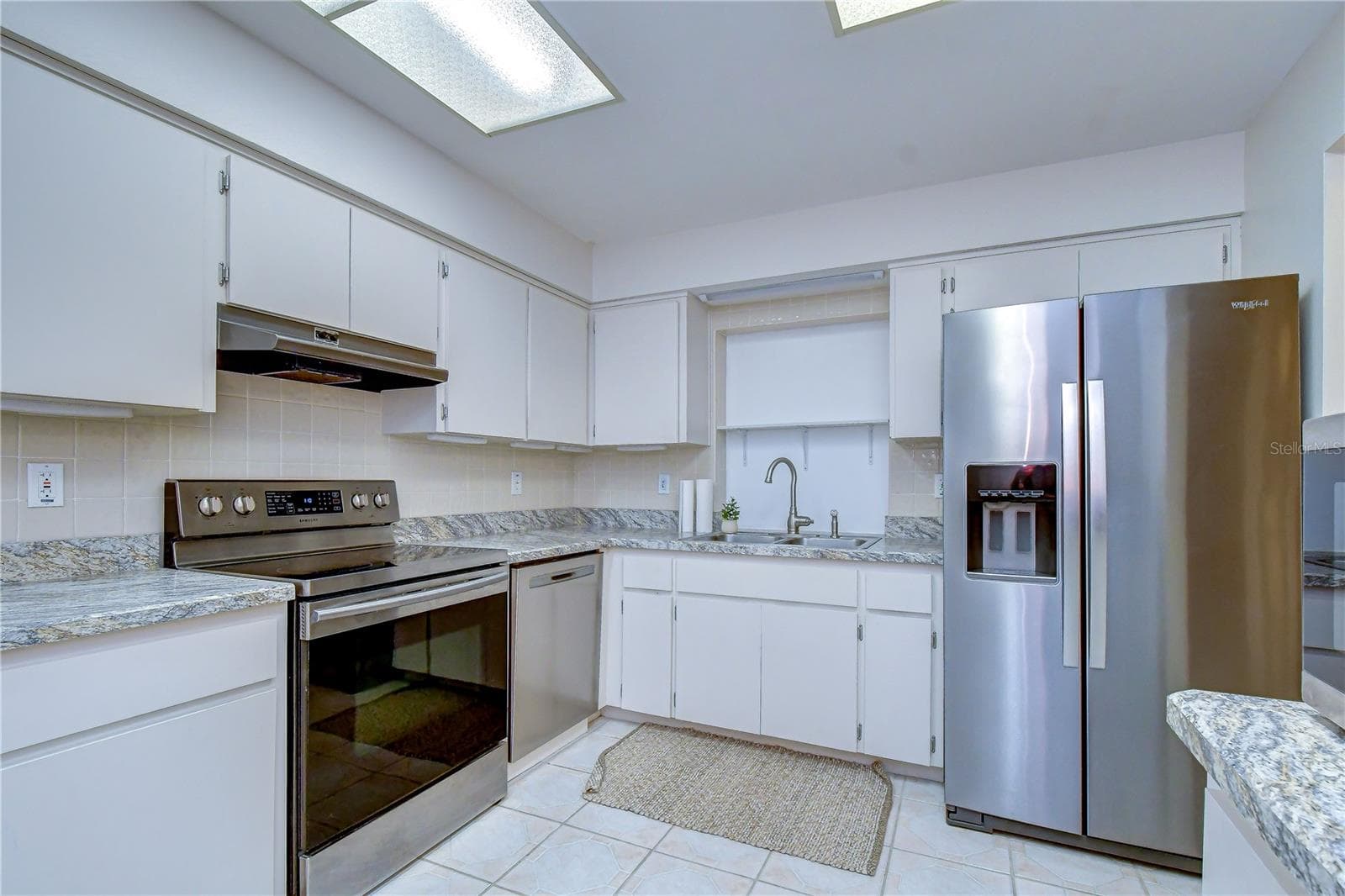 kitchen - 8811 MARTINIQUE LN, PORT RICHEY