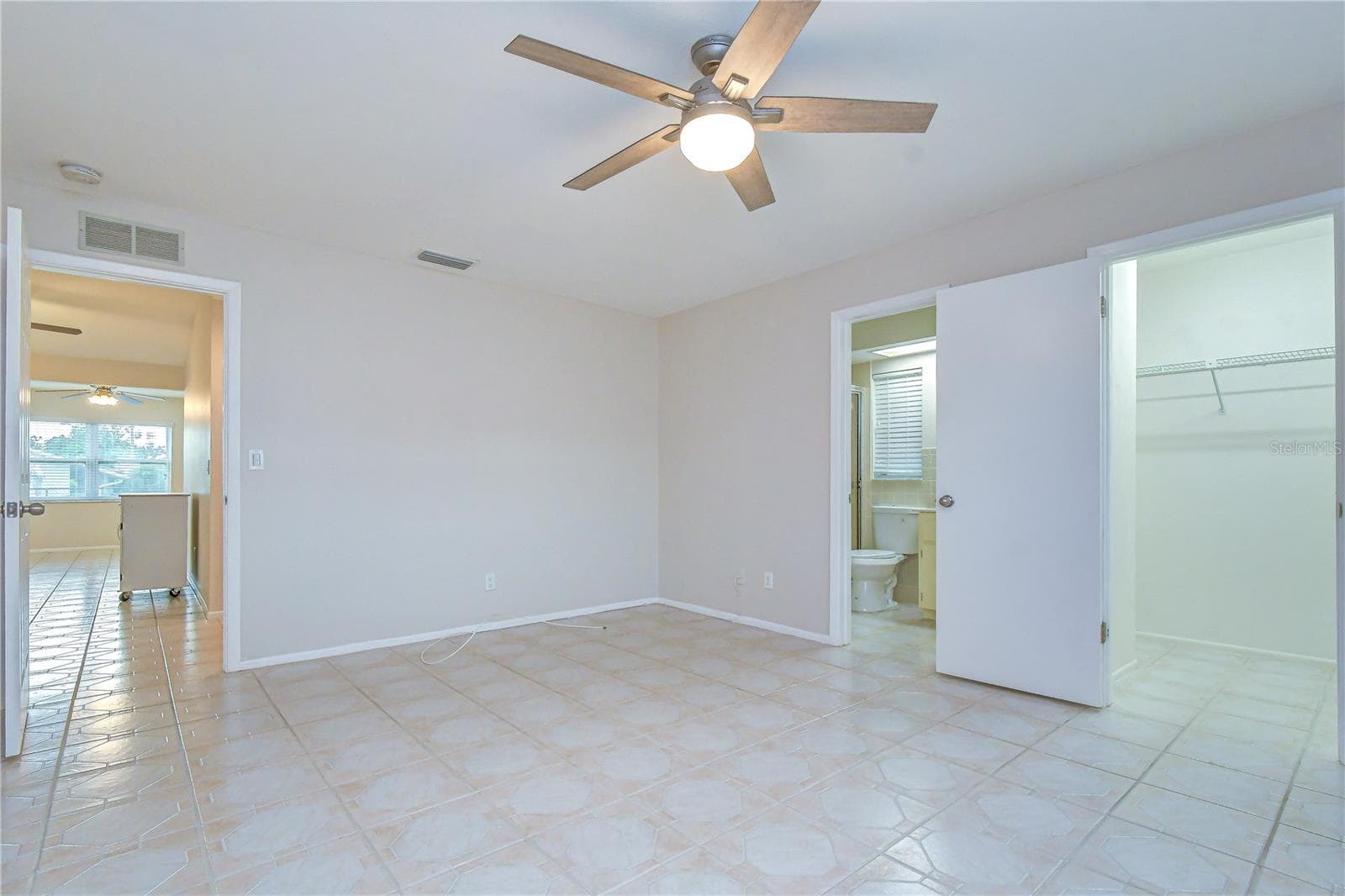 primary bedroom with bathroom ensuite - 8811 MARTINIQUE LN, PORT RICHEY