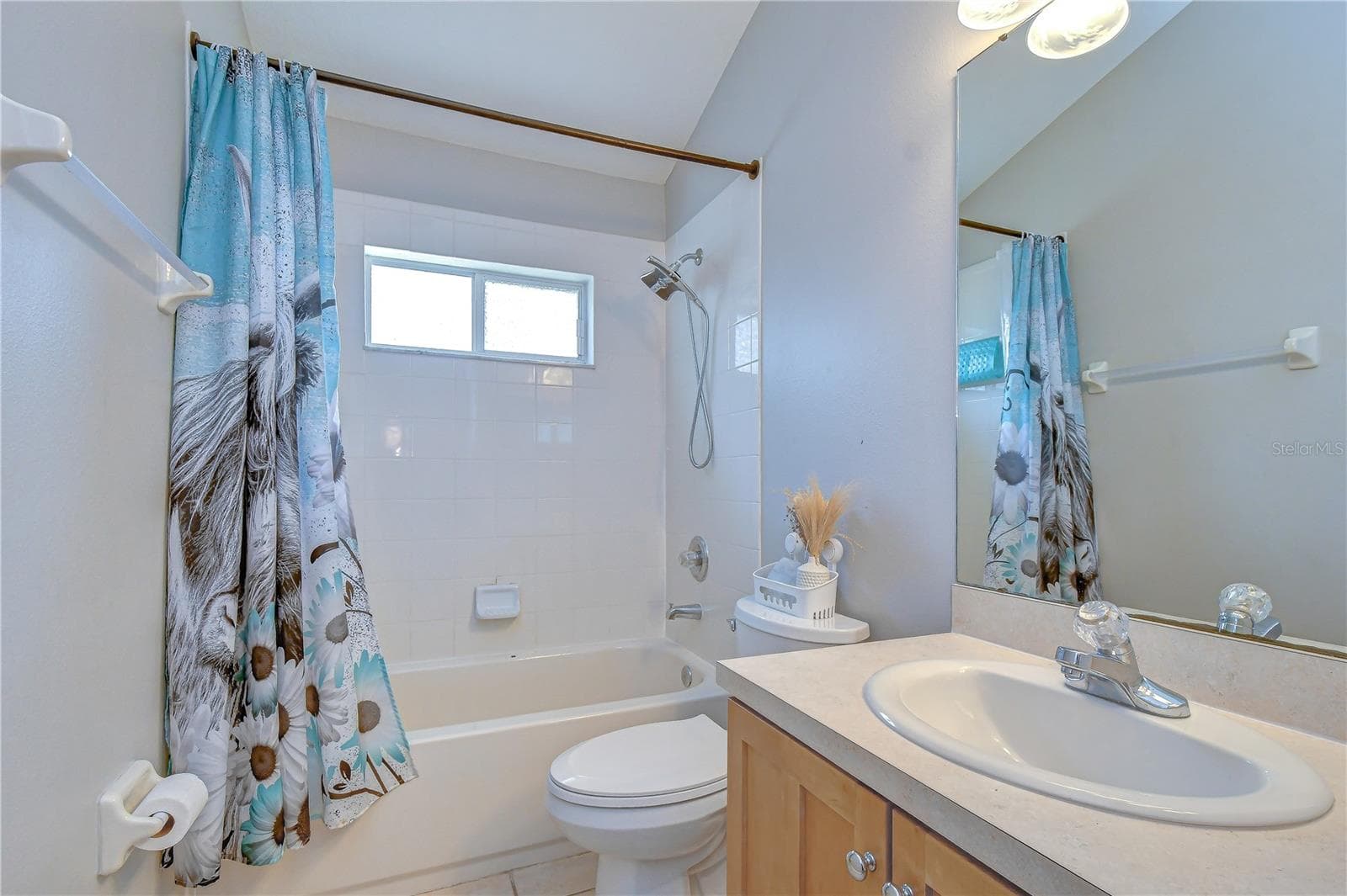 Conveniently located to serve the secondary bedrooms. - 11117 RODEO LN, RIVERVIEW