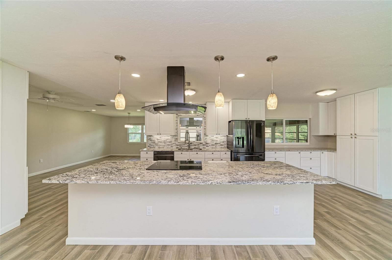 New custom kitchen with granite. - 2011 37TH ST W, BRADENTON