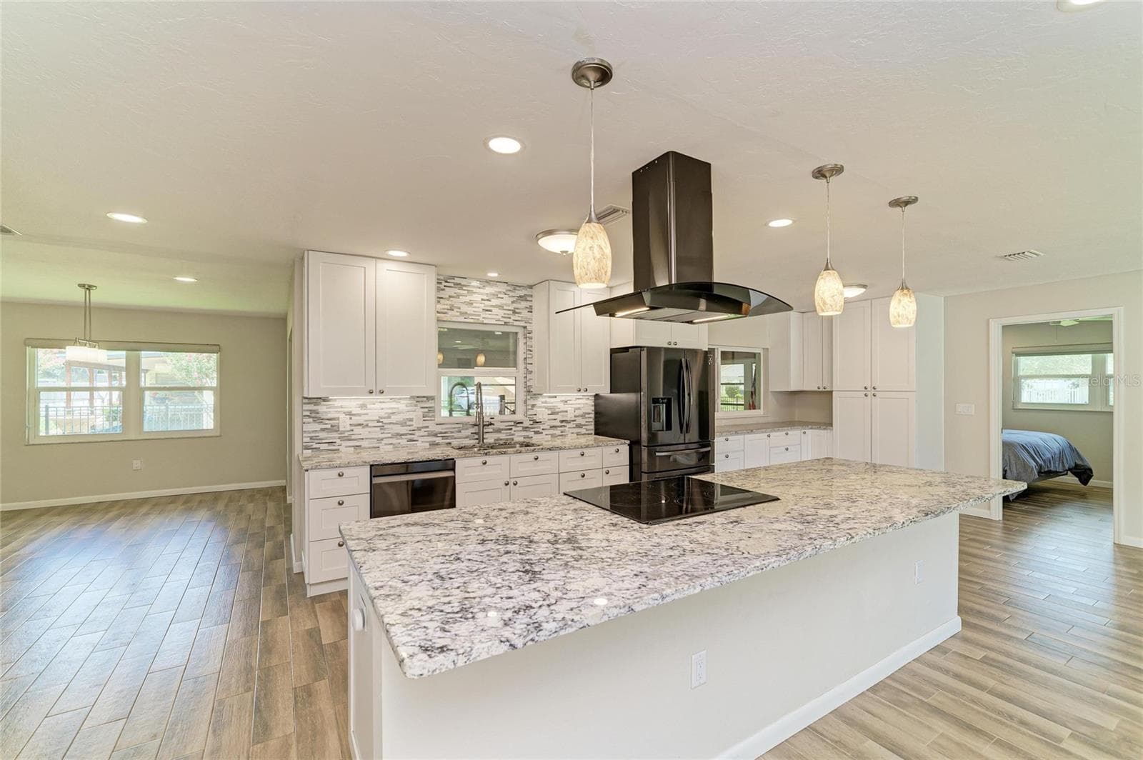 New custom kitchen with granite. - 2011 37TH ST W, BRADENTON