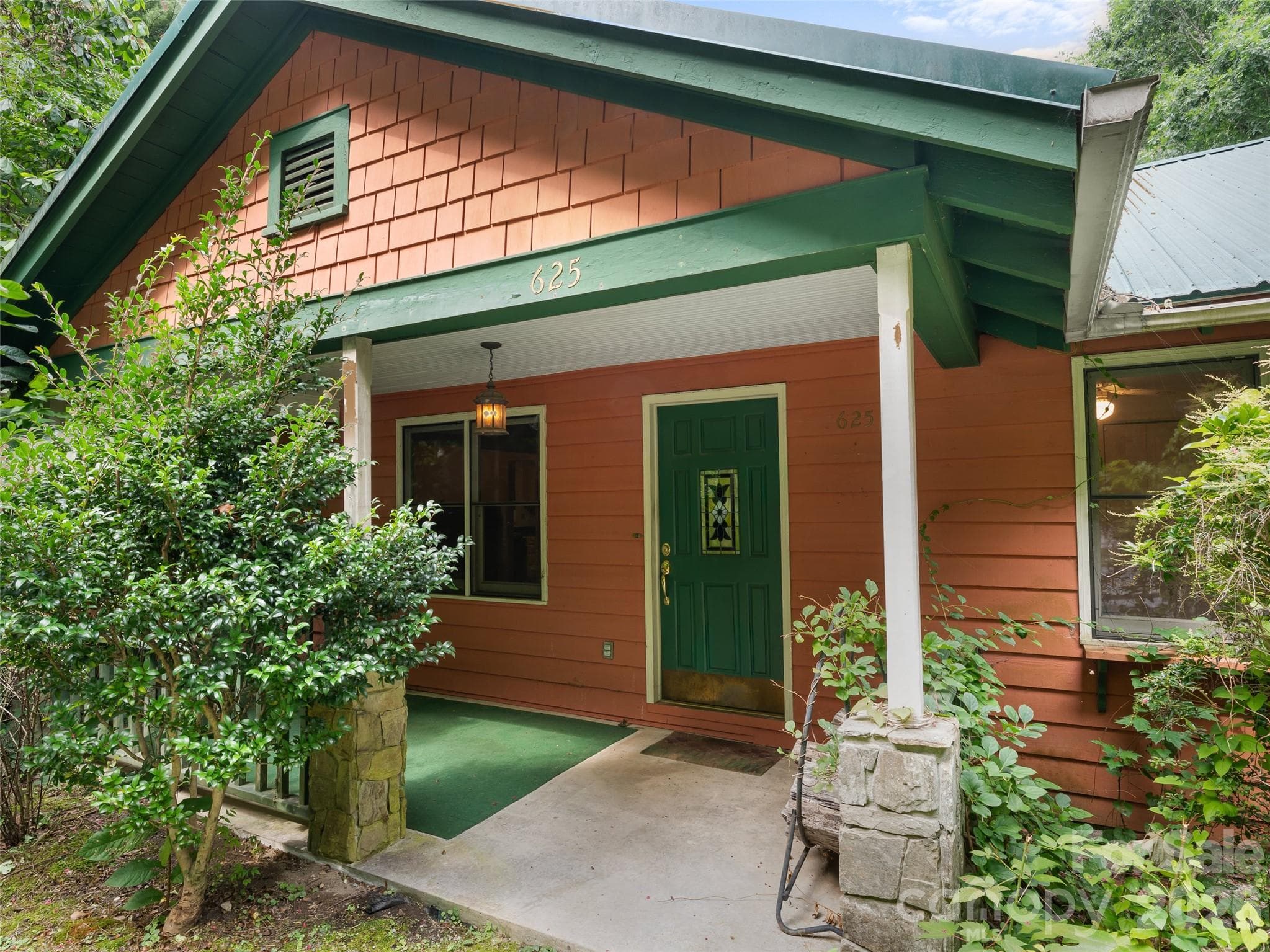 Entrance and front porch - 95 Substation Road, Saluda