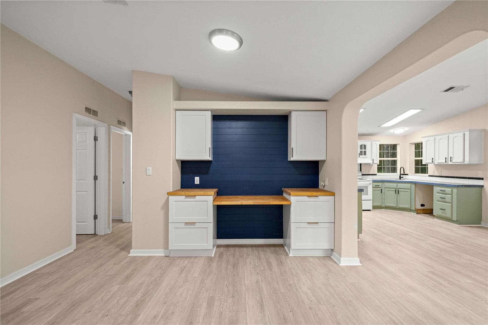 built in desk - 13250 NW 160TH AVE, MORRISTON
