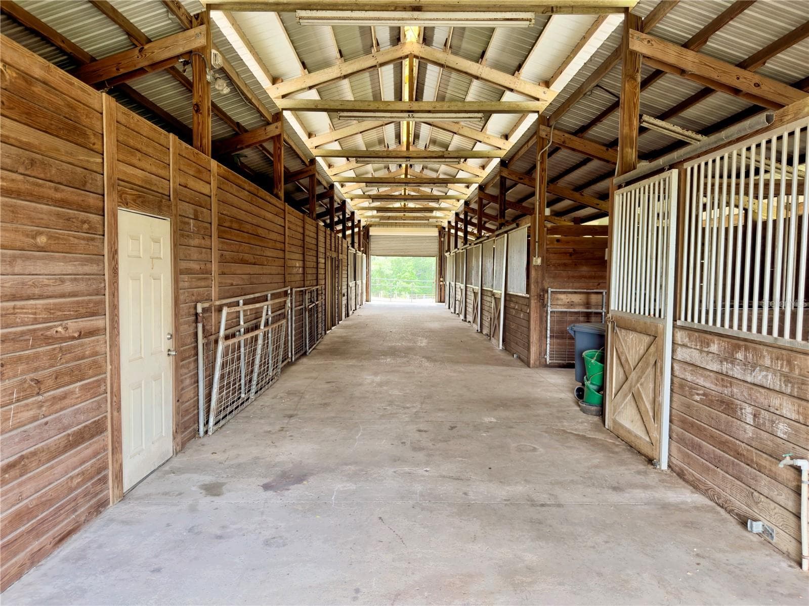Stable - 24087 TWISTER LN, BROOKSVILLE