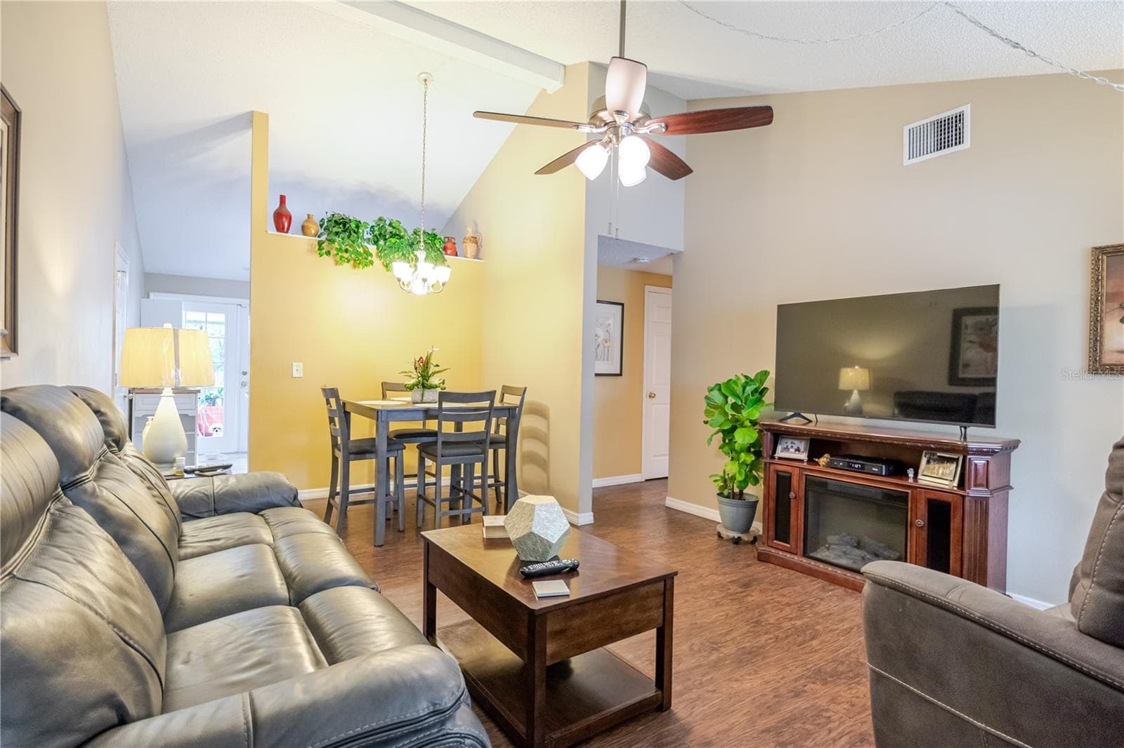 Single Family Residence at 10118 HUNTERS POINT CT, TAMPA, photo 8 of 38