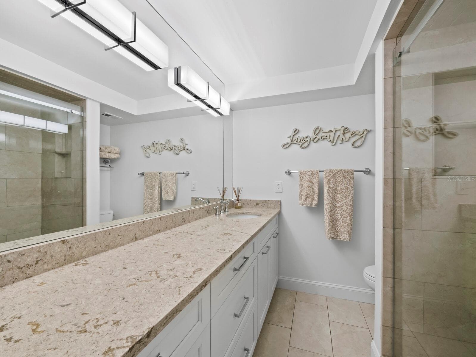 Hall-Guest bath with step in shower! - 448 GULF OF MEXICO DR #A104, LONGBOAT KEY