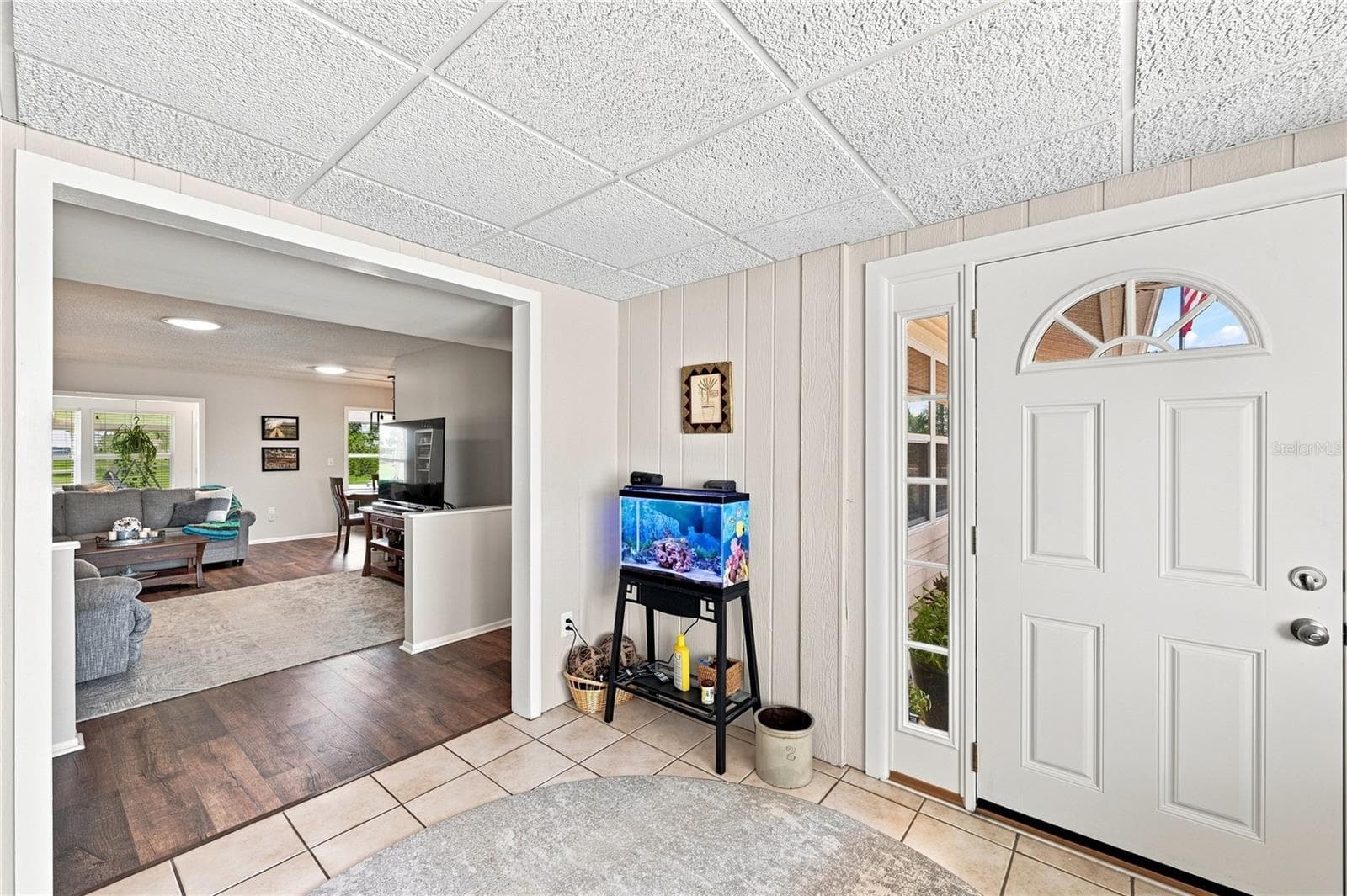 Spacious & Bright Tiled Entry/Foyer - 1405 HACIENDA DR, SUN CITY CENTER