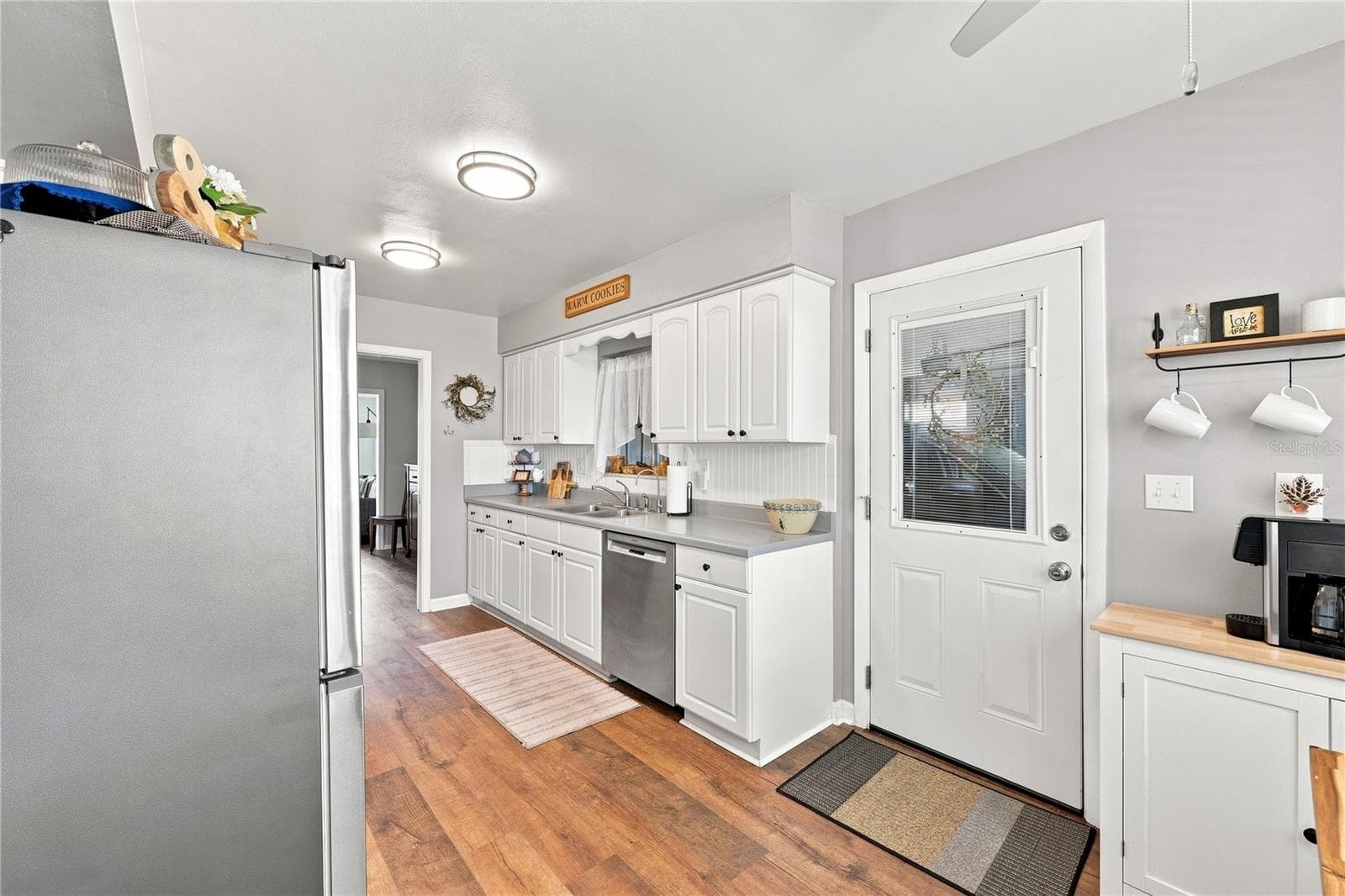 Beautiful Laminate Oak Plank Flooring, Updated Kitchen, New Fans & Fixtures, Interior Repainted, New Refrigerator & Microwave, Coffee Bar, & Eat-In Kitchen - 1405 HACIENDA DR, SUN CITY CENTER