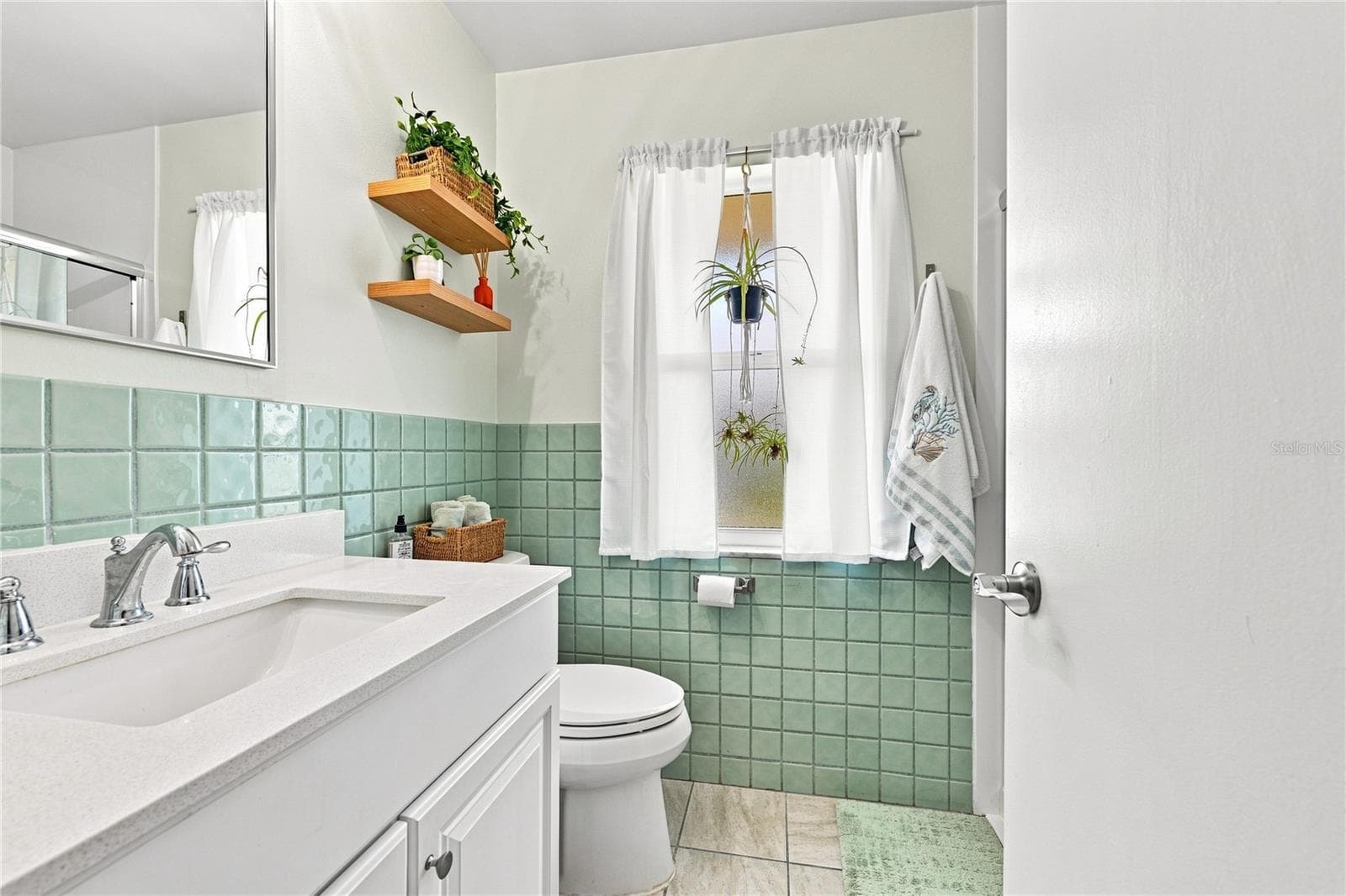 Updated Guest Hall Bath, Vintage Charm, Hight-Top Vanity - 1405 HACIENDA DR, SUN CITY CENTER