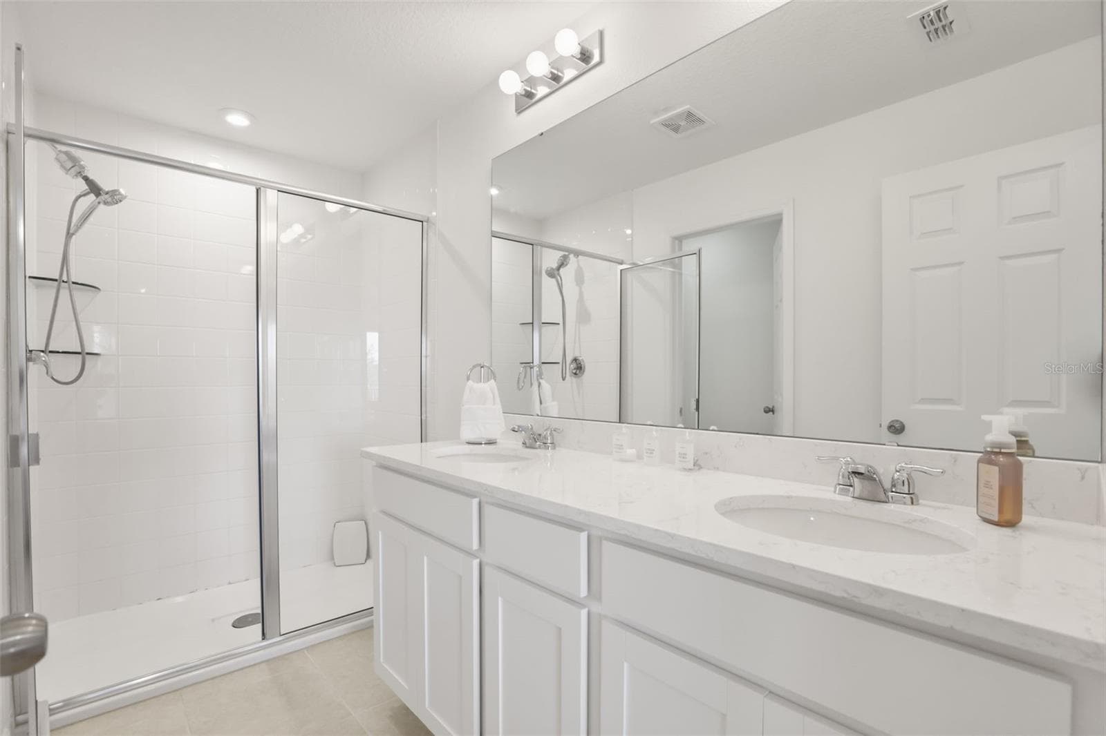 En Suite Bathroom in Primary Bedroom - 10245 HIGHLINE CREST ST, ORLANDO