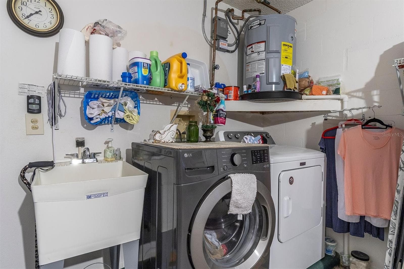 Washer and Dryer in garage - 11436 VERSAILLES LN, PORT RICHEY