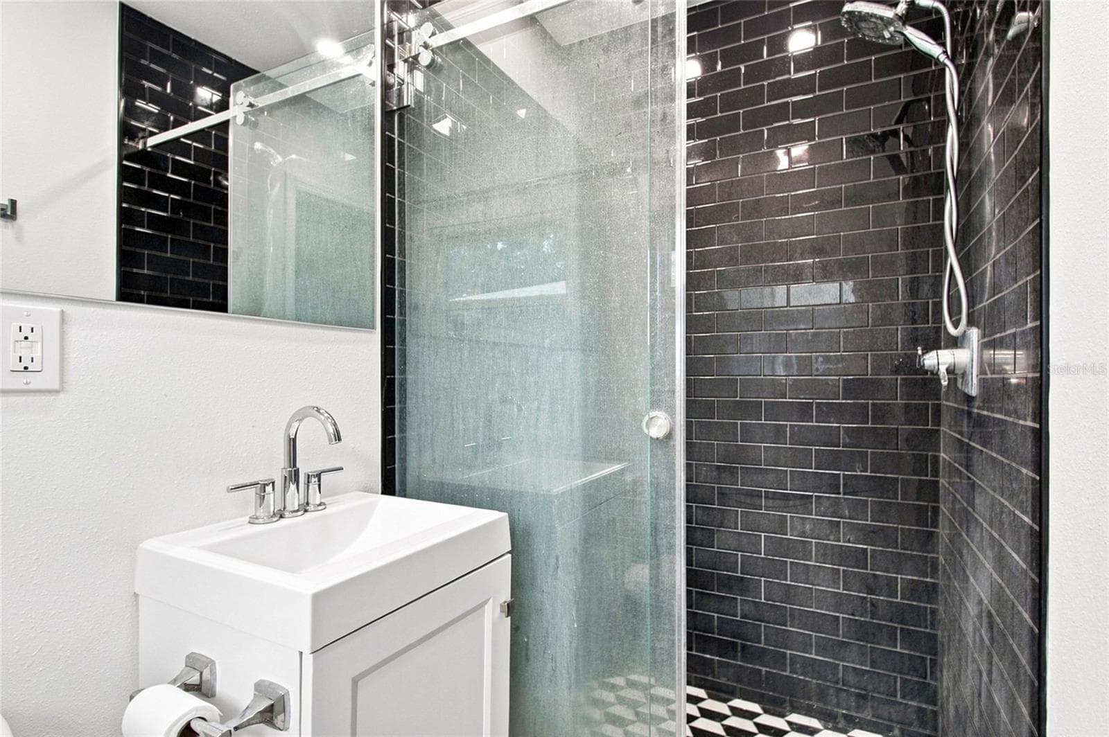 En-Suite Bathroom - 4100 18TH AVENUE N, ST PETERSBURG