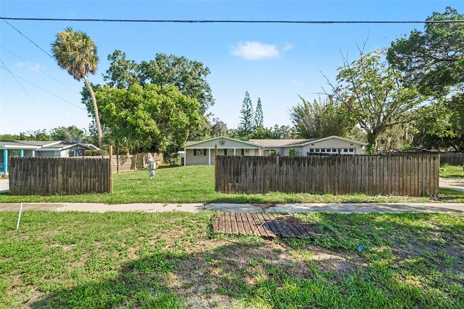 Single Family Residence at 805 W COLLEGE AVE, RUSKIN, photo 9 of 36