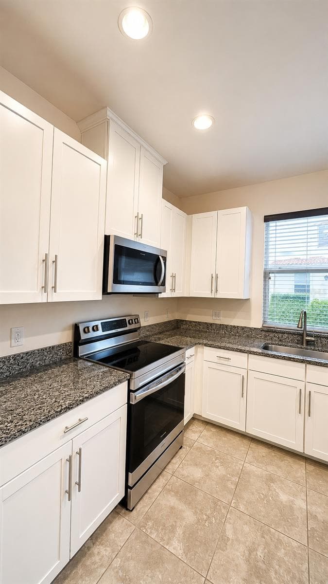 Kitchen with SS appliences - 14051 HELSBY ST, ORLANDO