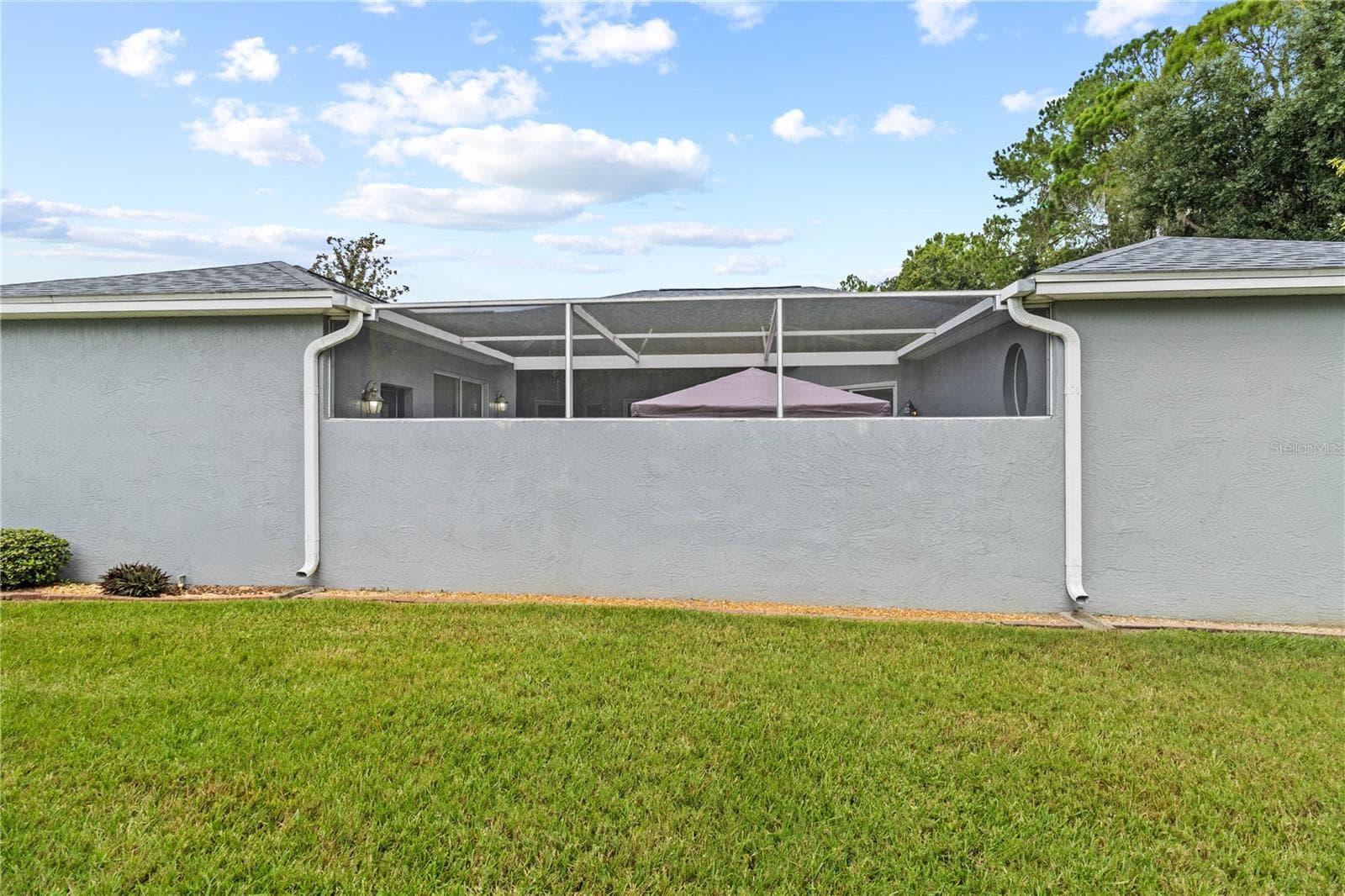 Side exterior view of screened courtyard - 3007 BELLFLOWER WAY, LAKELAND