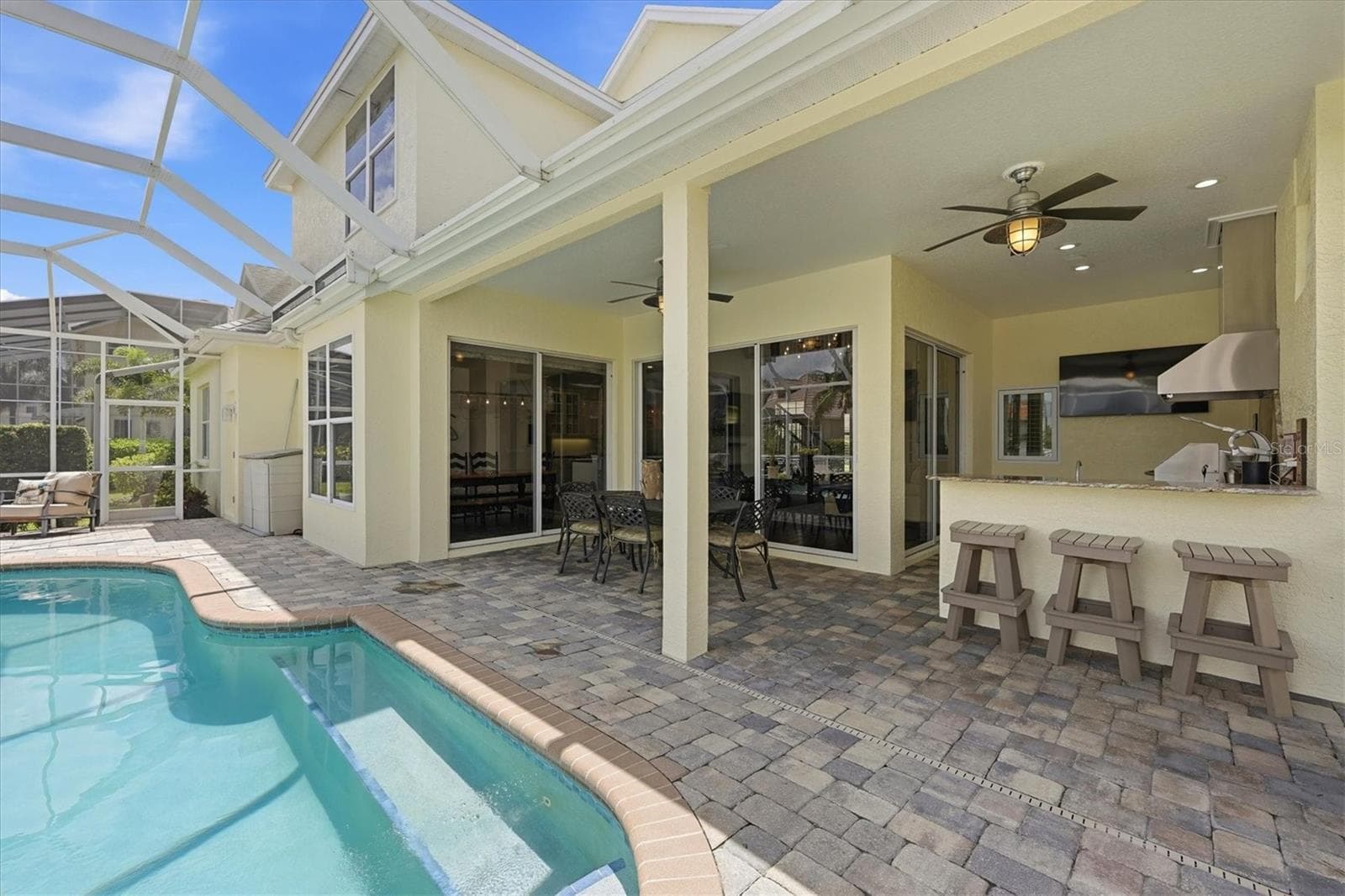Lanai Outcoor Dining - 4747 PINNACLE DR, BRADENTON
