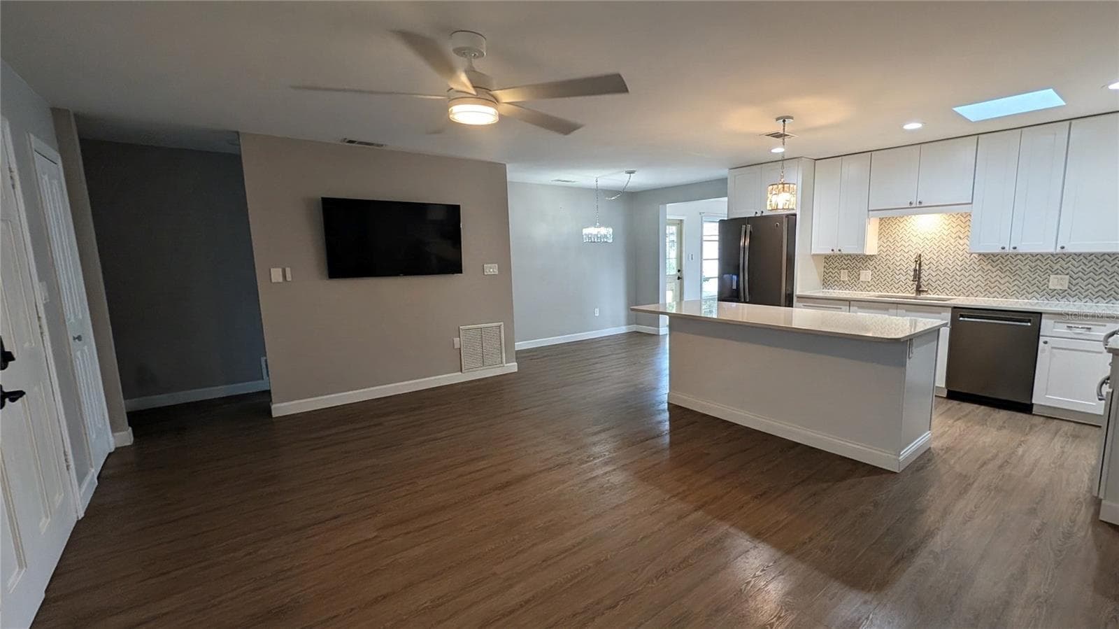 Single Family Residence at 1406 S VENICE BLVD, VENICE, photo 5 of 29