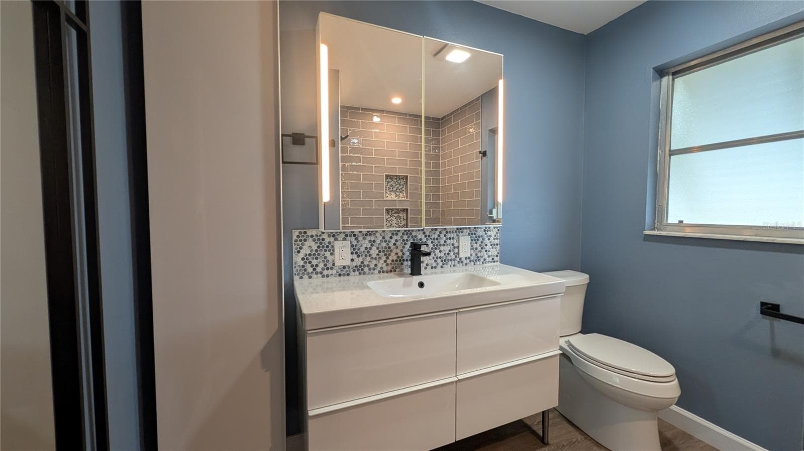 Guest bathroom - 1406 S VENICE BLVD, VENICE