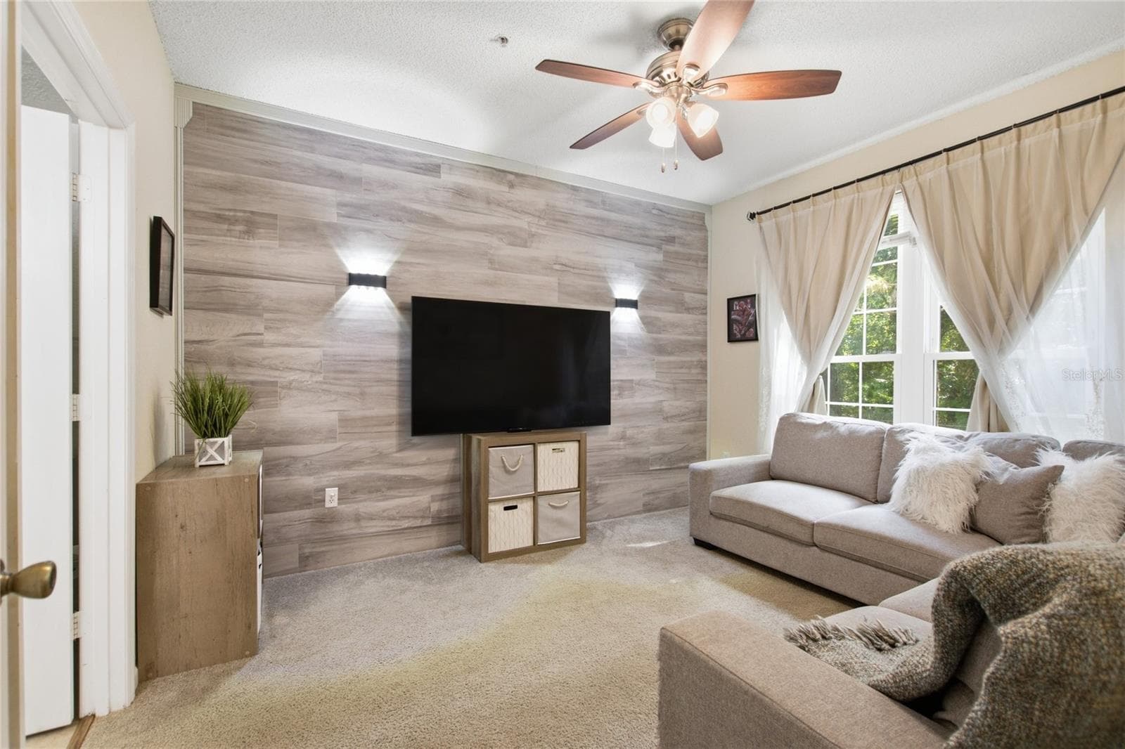 Custom finished wall and lighting - 13037 MULBERRY PARK DR #518, ORLANDO