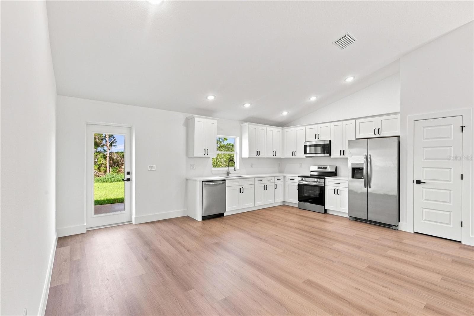 Single Family Residence at 6898 DICKINSON DR, SEBRING, photo 13 of 48