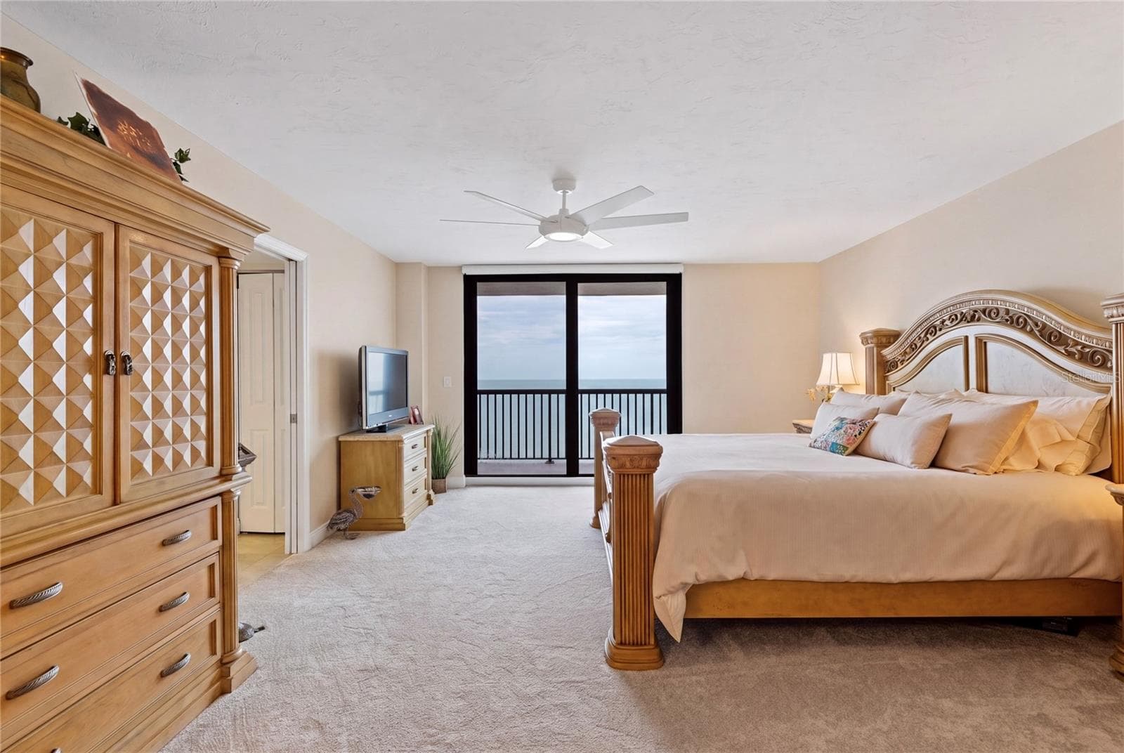 The second master suite is well porportioned and fit for a king! - 1660 GULF BLVD #PH1, CLEARWATER BEACH