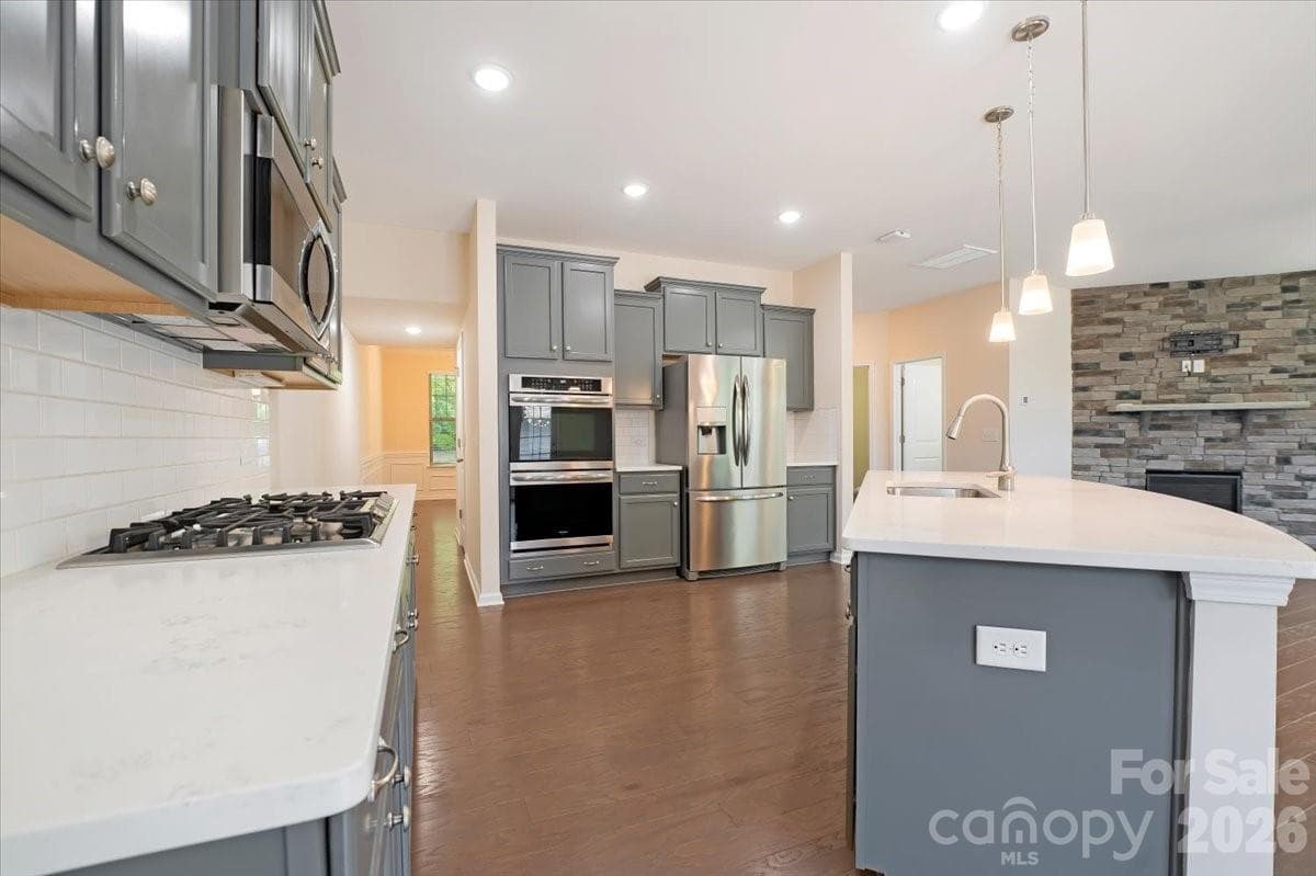 Gourmet kitchen with Quartz counter top, double oven - 15505 Davidson East Drive, Davidson