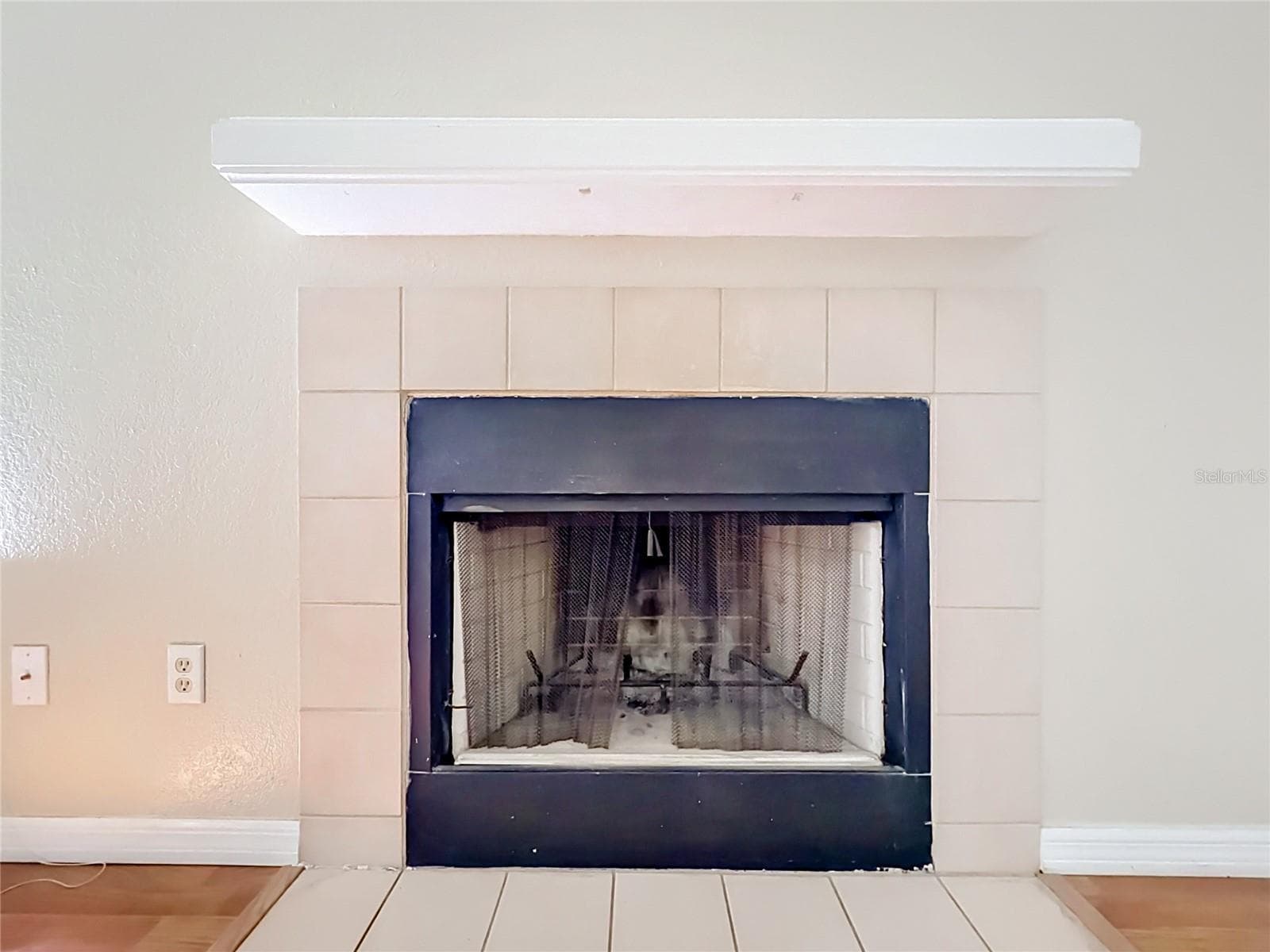 Wood Burning Fireplace - 2550 N ALAFAYA TRL #12205, ORLANDO