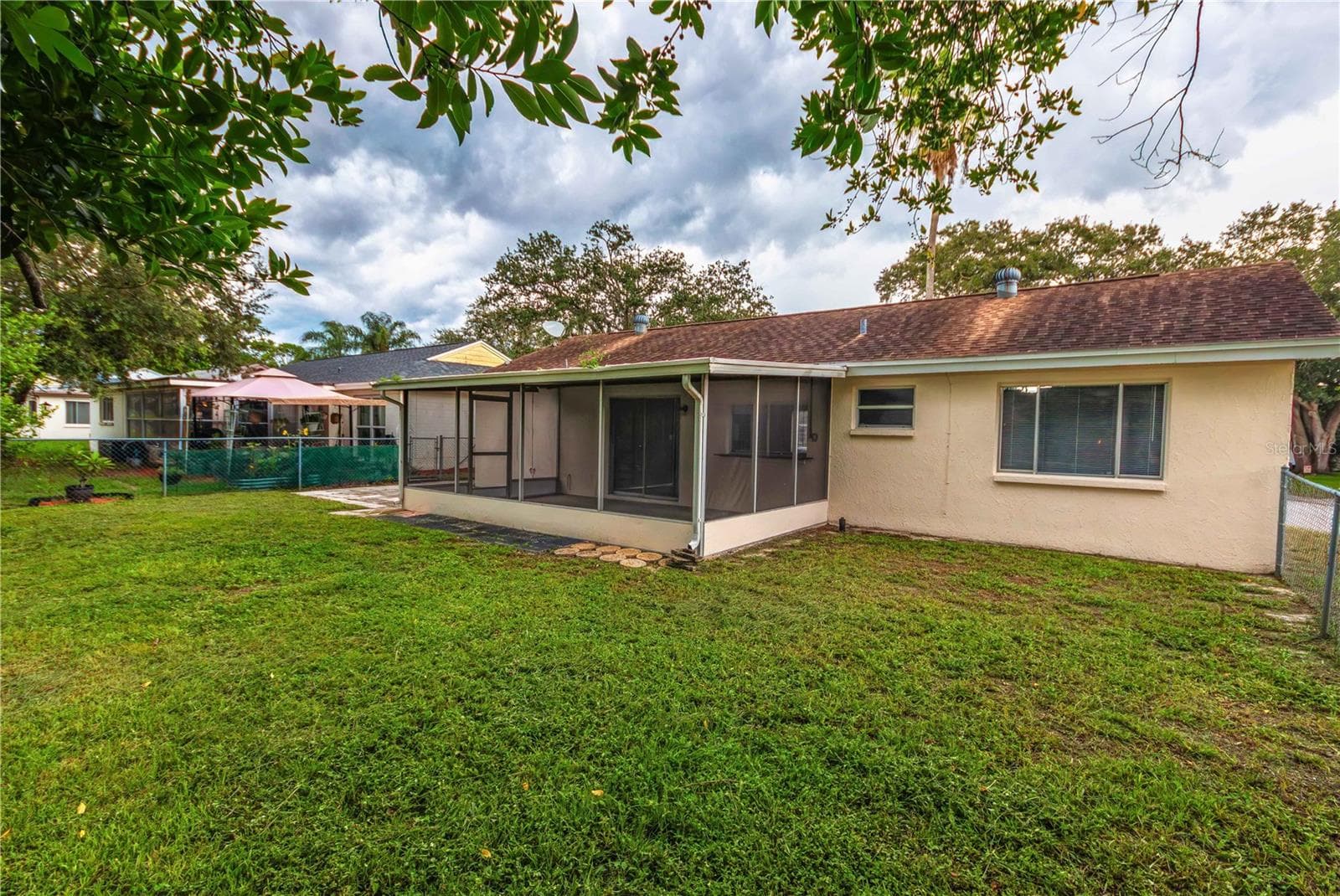 spacious fenced back yard - 12401 GUNSTOCK LN, HUDSON