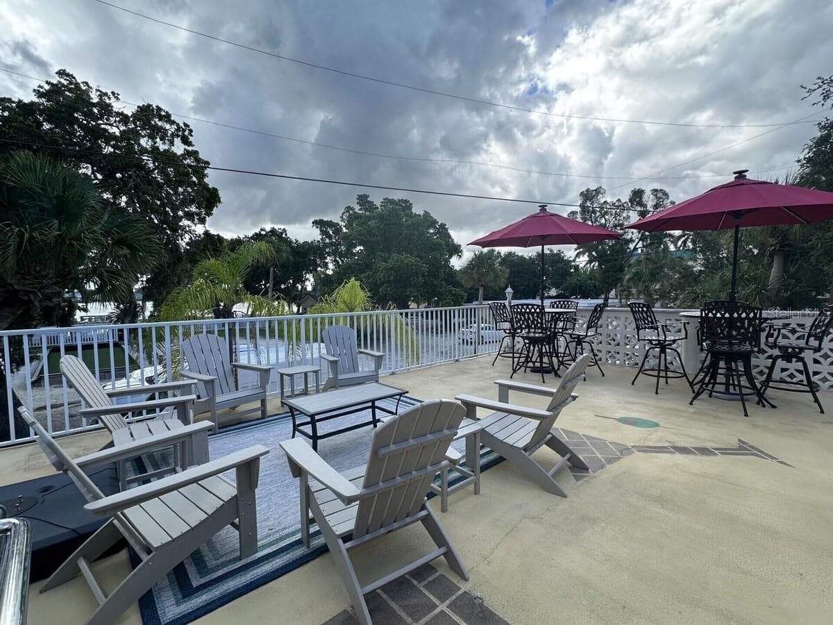 What a great private entertaining space! - 5955 MIDNIGHT PASS RD #21E, SARASOTA
